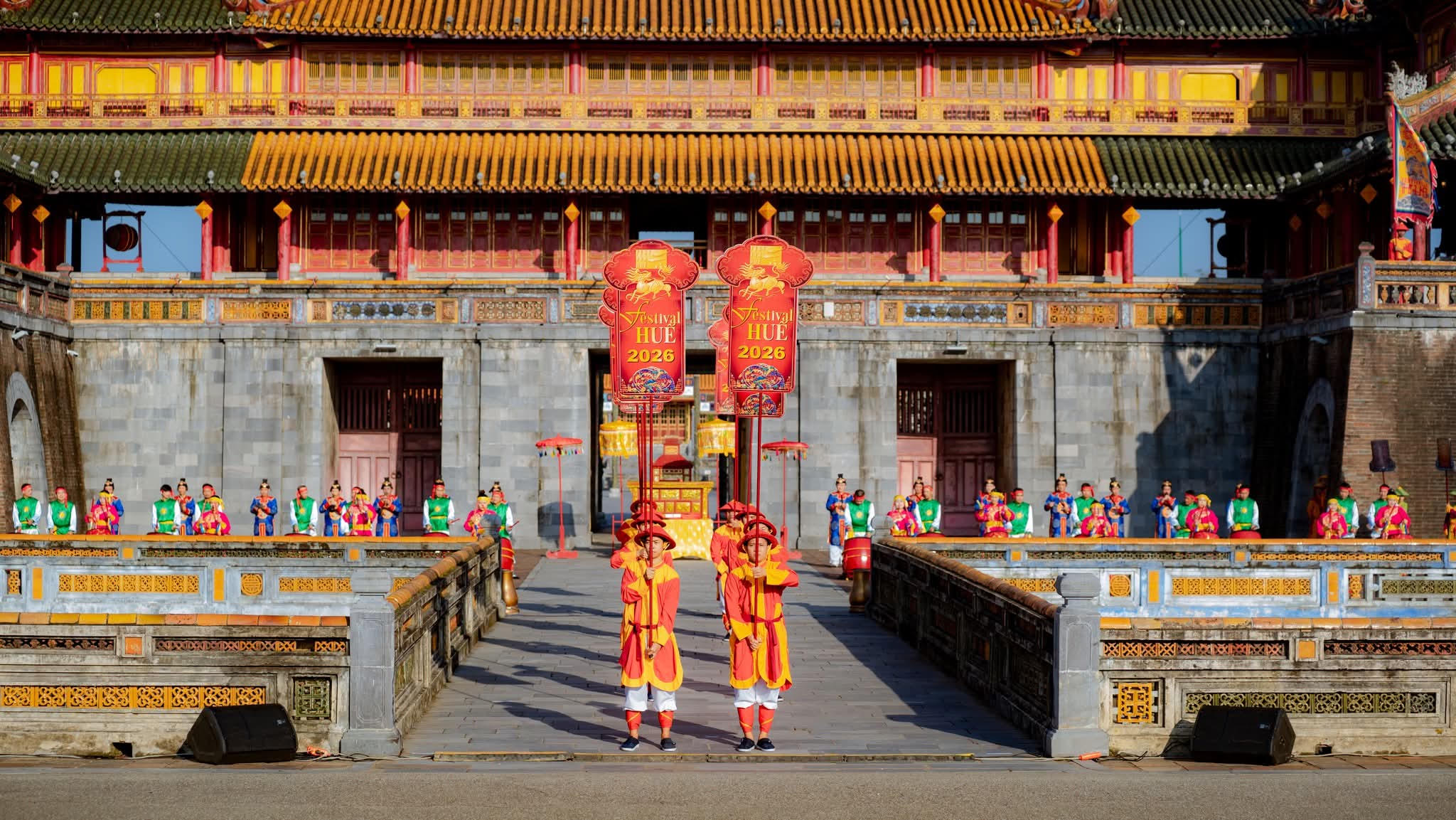 Ông Hoàng Việt Trung - Giám đốc Trung tâm Bảo tồn Di tích Cố đô Huế cho biết, Lễ Ban Sóc (lễ phát lịch ngày xưa của triều Nguyễn) được tổ chức định kỳ vào cuối năm âm lịch. Người Việt xưa lấy kinh tế nông nghiệp làm trọng nên quyển lịch đối với đời sống người dân có ý nghĩa rất đặc biệt. Xem lịch để theo dõi thời gian, thời tiết mà làm nông vụ; xem lịch để biết được sự thay đổi tiết trời mà ứng phó, phòng tránh thiên tại. Ảnh: P.K.