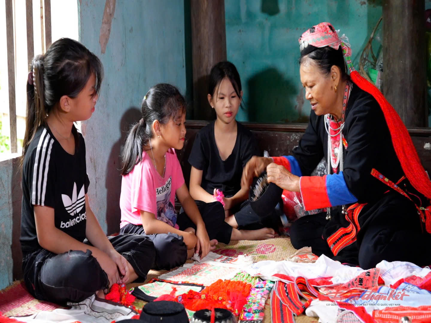 Phong tục truyền thống được người Dao Thanh Y ở Quảng Ninh gìn giữ và truyền dạy cho thế hệ sau. Ảnh: Nguyễn Quý.