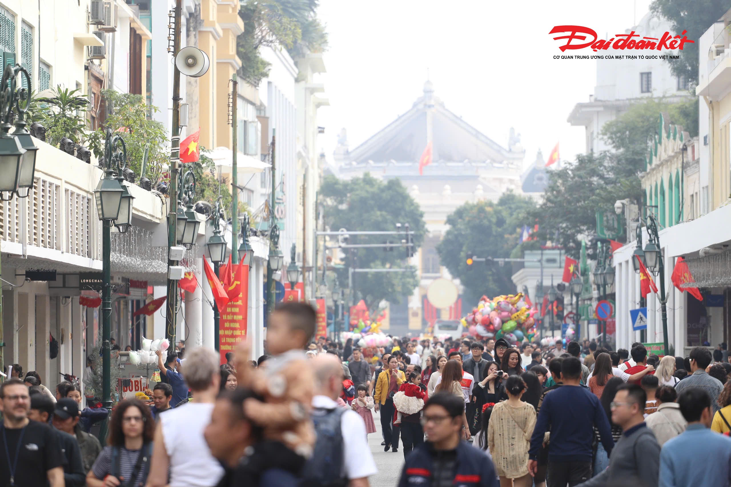 Hình ảnh dòng người "ken đặc" khu vực gần Hồ Gươm.