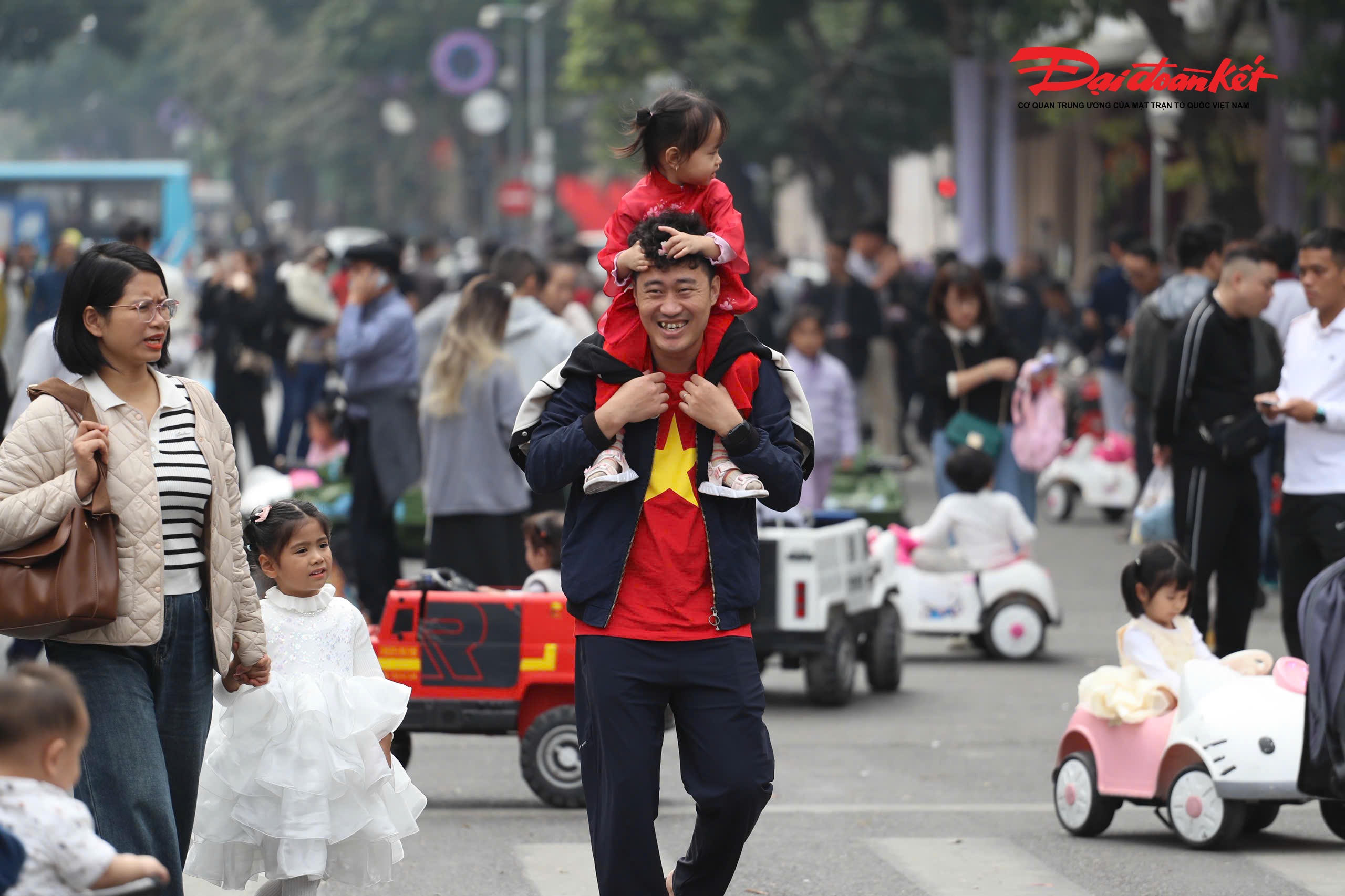 Anh Lê Hoàng Nam (34 tuổi, ở Hoàng Mai) cũng đưa cả gia đình đi bộ quanh hồ. Theo anh Nam, việc lựa chọn không gian trung tâm giúp các thành viên có thêm thời gian bên nhau. 