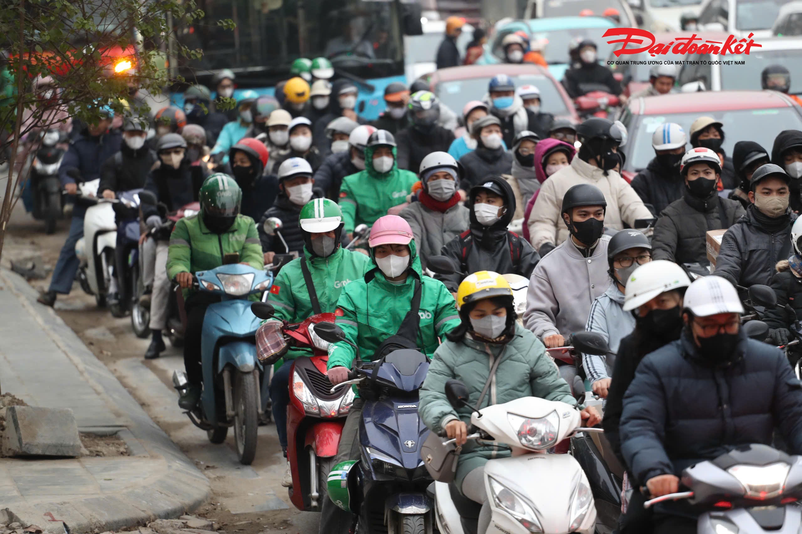 Kỳ nghỉ Tết Dương lịch năm nay kéo dài 4 ngày, từ 1/1 đến hết 4/1/2026. Song, thay vì chờ đến ngày cuối cùng, nhiều người dân đã chủ động quay lại Thủ đô từ chiều 3/1 để tránh ùn tắc và chuẩn bị cho tuần làm việc mới.