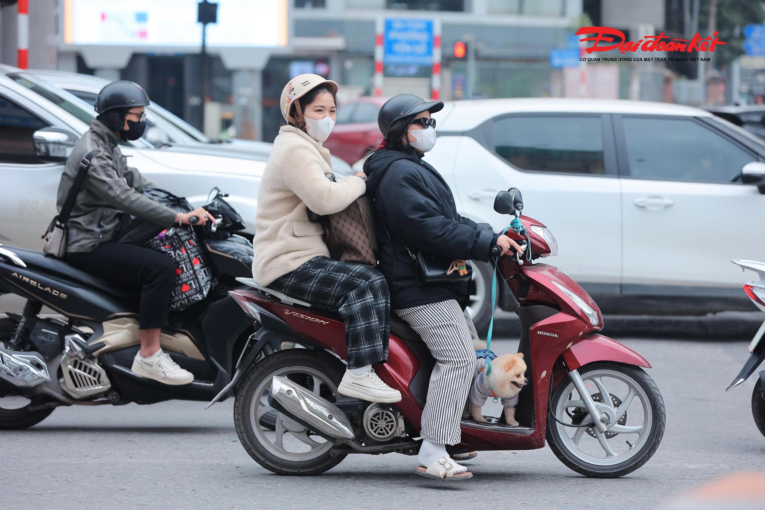 Nhiều người dân cho biết việc chủ động sắp xếp thời gian quay lại Thủ đô sớm hơn đã giúp hành trình trở nên nhẹ nhàng, thoải mái. “Gia đình tôi về Hà Nội từ đầu giờ chiều, đường khá vắng, đi lại rất thuận lợi, không còn lo cảnh tắc đường như những năm trước”, anh Nguyễn Văn Huy quê Ninh Bình chia sẻ.