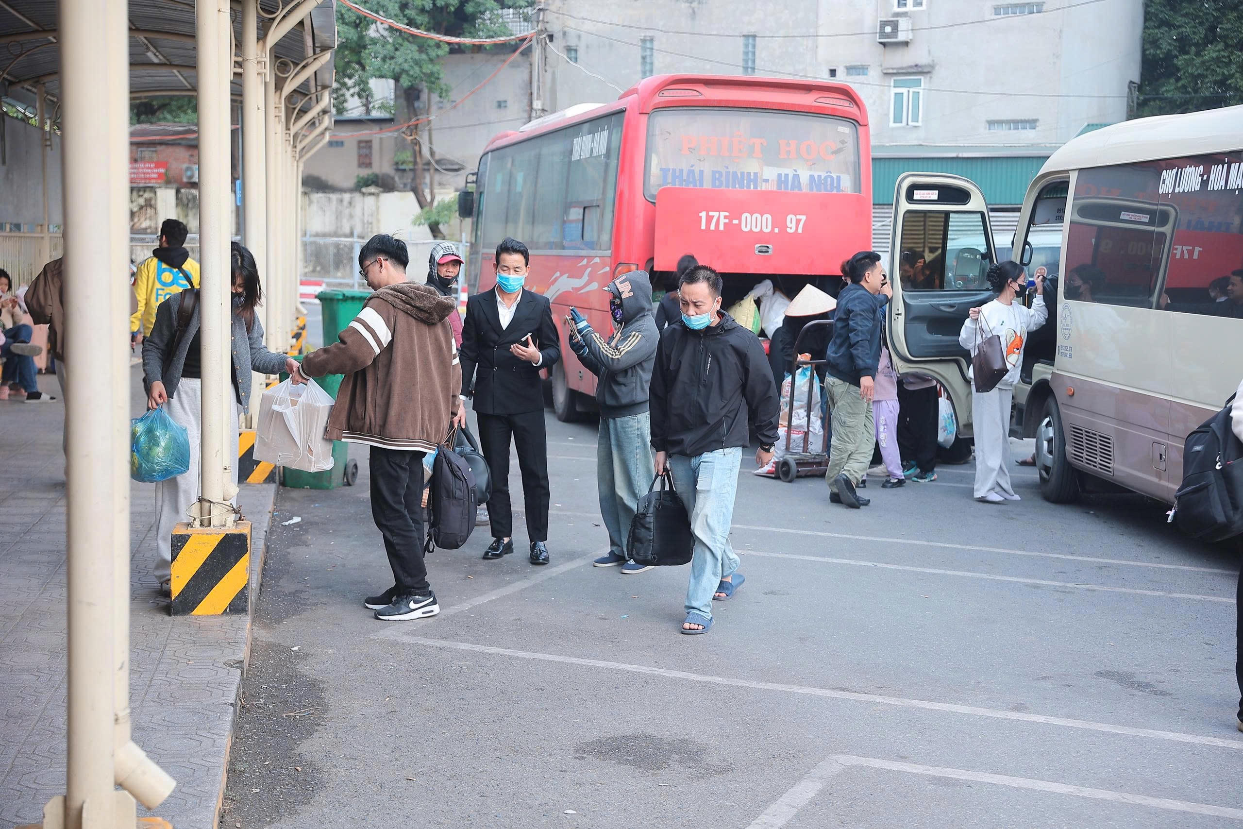 Hành khách xếp hàng lấy hành lý.