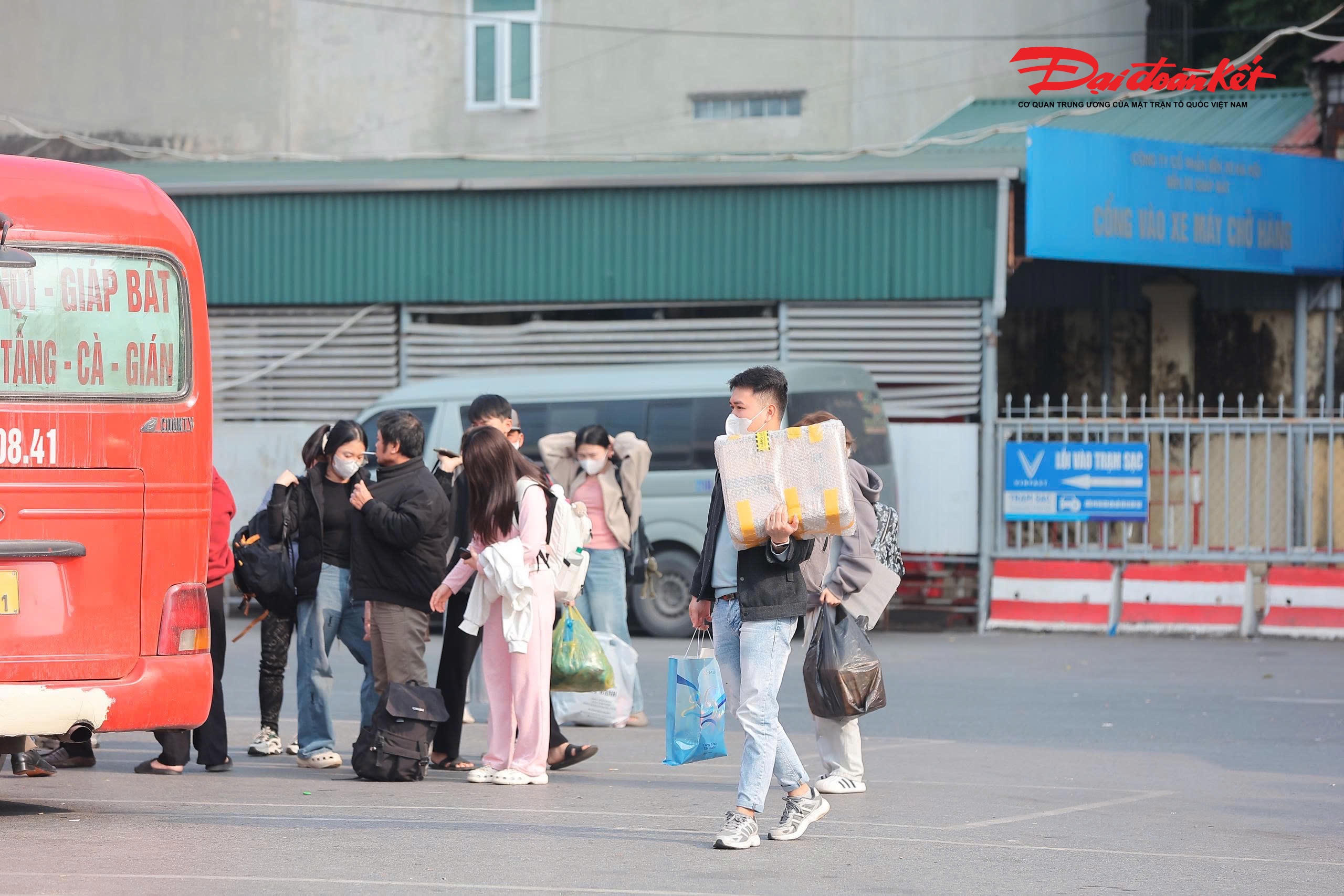 Tại bến xe Giáp Bát nhiều hành khách lỉnh kỉnh đồ đạc quay trở lại Hà Nội.