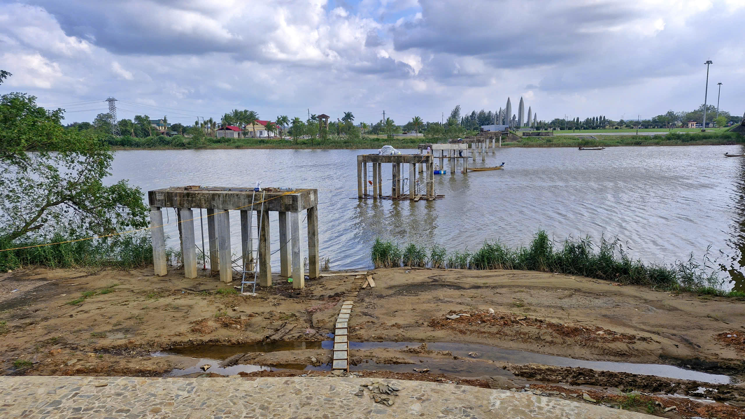 Theo Ban Quản lý dự án Đầu tư xây dựng tỉnh Quảng Trị, thời tiết diễn biến bất lợi gây khó khăn và làm ảnh hưởng đến tiến độ triển khai dự án. Ảnh: ĐV.