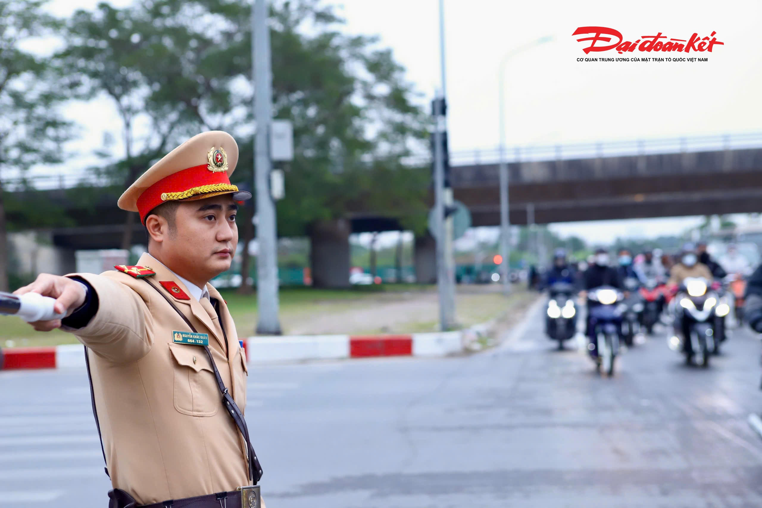 CSGT làm nhiệm vụ tại Lê Quang Đạo.