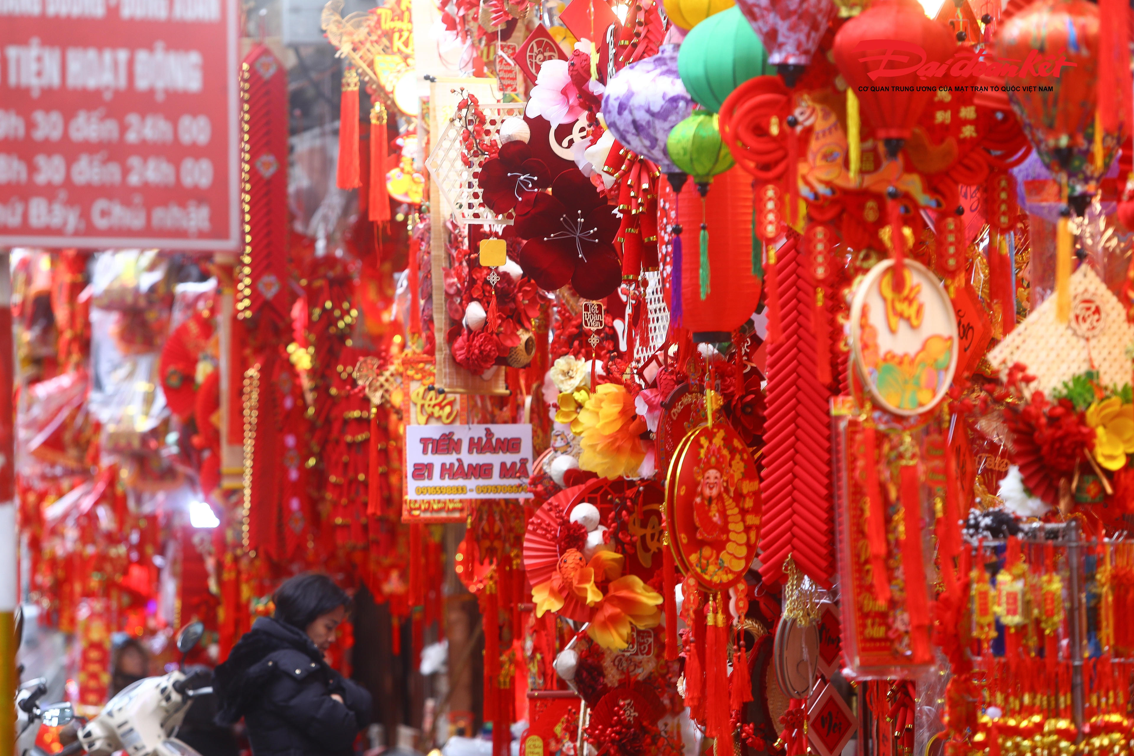 Mỗi gian hàng là một “thế giới Tết” thu nhỏ, rực rỡ và bắt mắt.