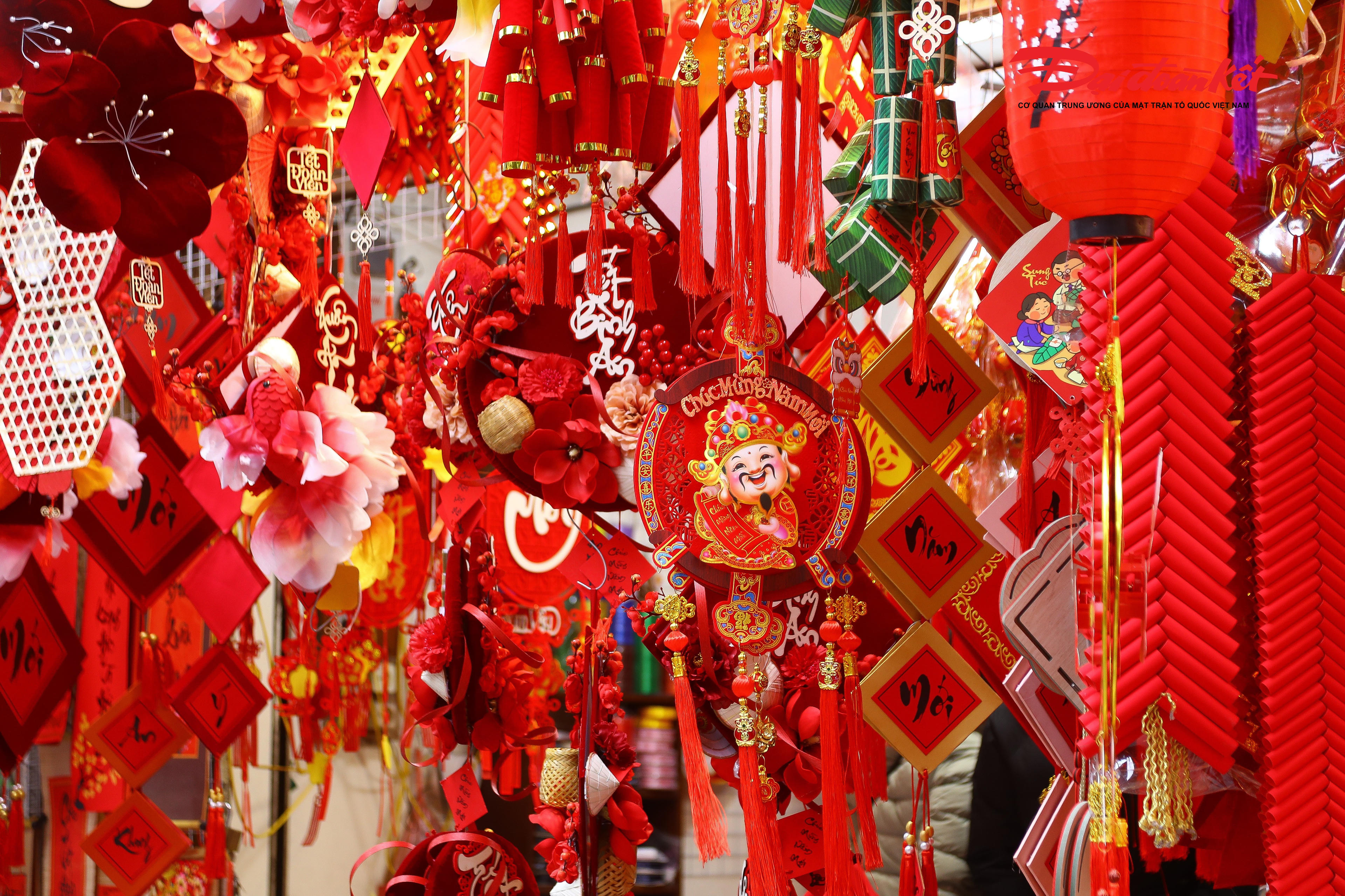 Các phụ kiện trang trí nhà cửa phong cách tối giản, đèn led tạo hình, mô hình trang trí để chụp ảnh Tết… được giới trẻ đặc biệt ưa chuộng.