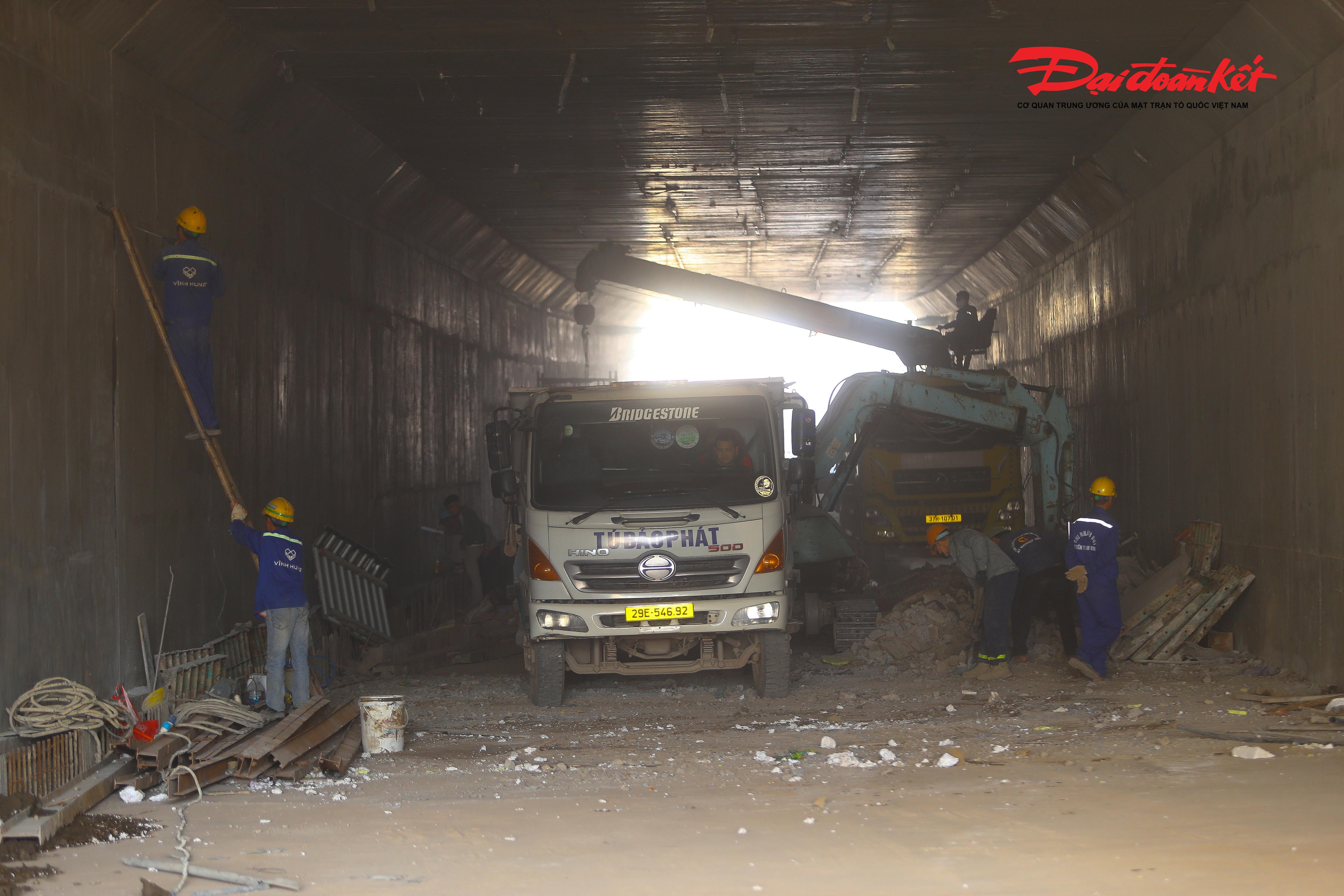 Ông Trần Bình Định - Kỹ sư ban điều hành dự án hầm chui cho biết, đến thời điểm hiện tại dự án đã hoàn thiện 90% khối lượng công việc. Trên công trường hoàn thiện hạng mục trạm bơm thảm hầm phía đầm hồng kết nối hạ tầng với dự án 2,5. Dự kiến sẽ thông xe kỹ thuật vào ngày 10/2.