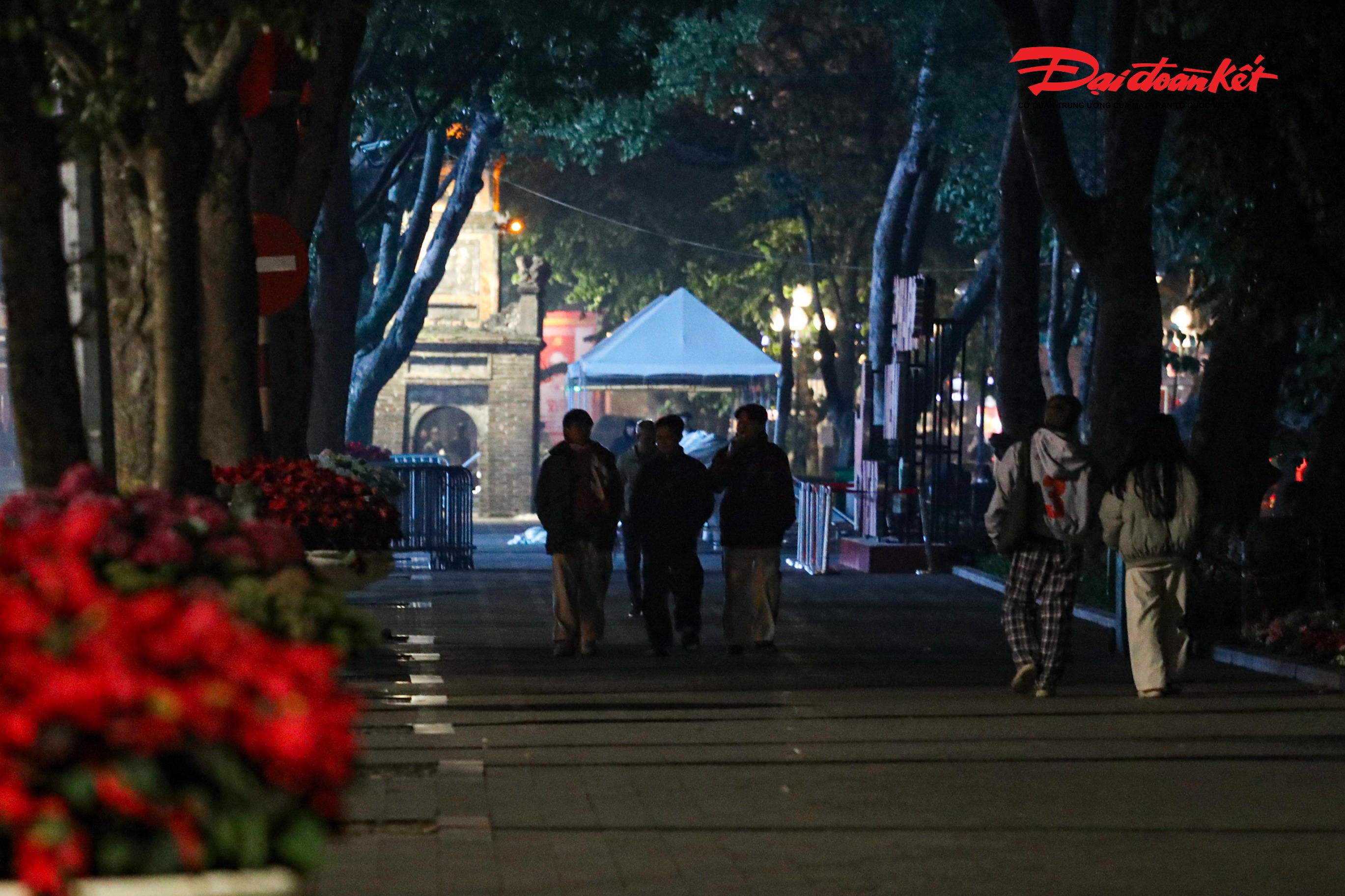 Theo Trung tâm Dự báo khí tượng thủy văn quốc gia, từ 8-10/1, Hà Nội duy trì rét sâu, nhiệt độ thấp nhất phổ biến 10-12°C, trời ít mây, không mưa. Những ngày sau đó, nền nhiệt có xu hướng ổn định hơn nhưng vẫn ở mức thấp. 