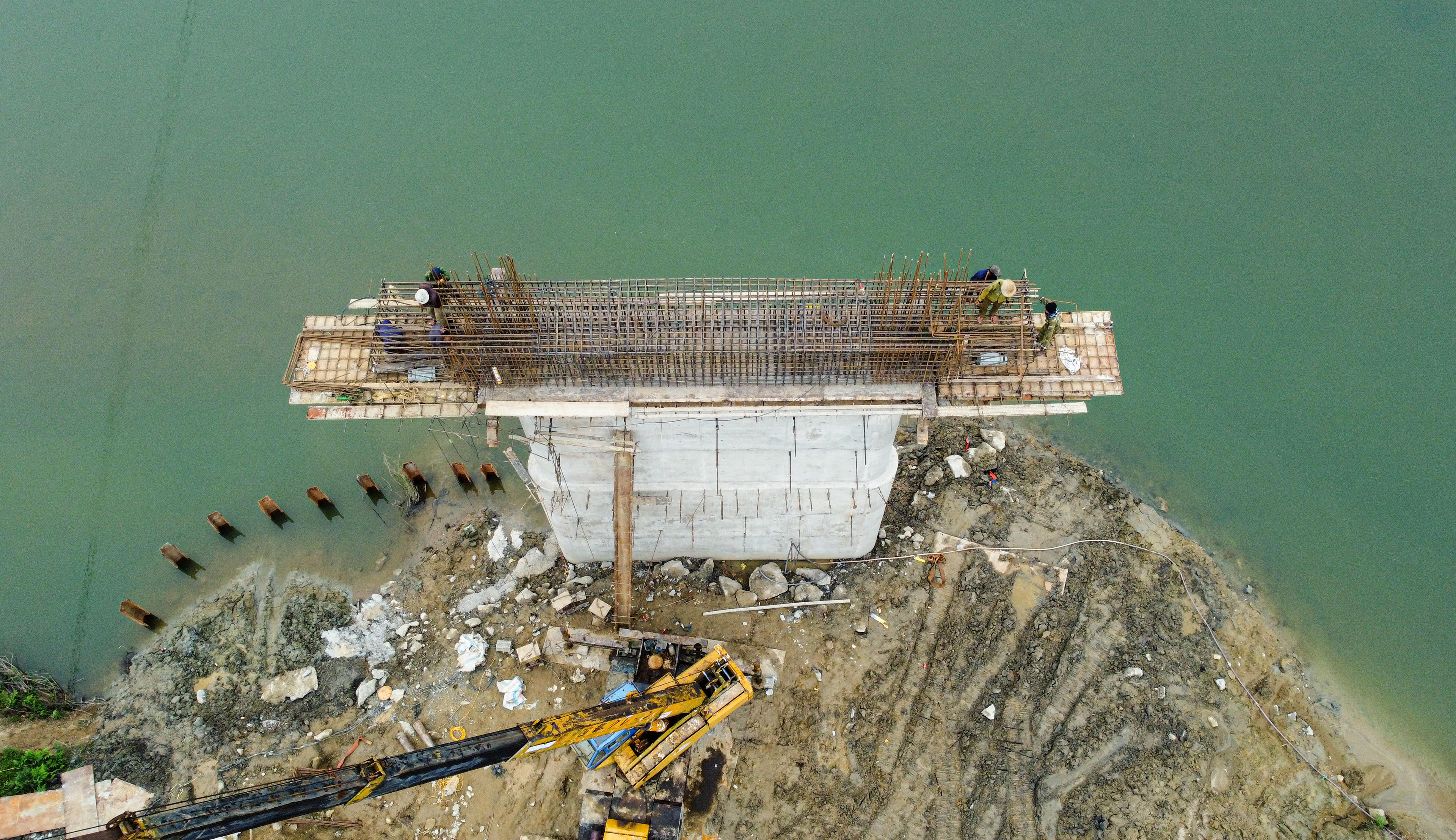 Cầu vượt lũ hơn 170 tỷ đồng ở Hà Tĩnh tăng tốc thi công