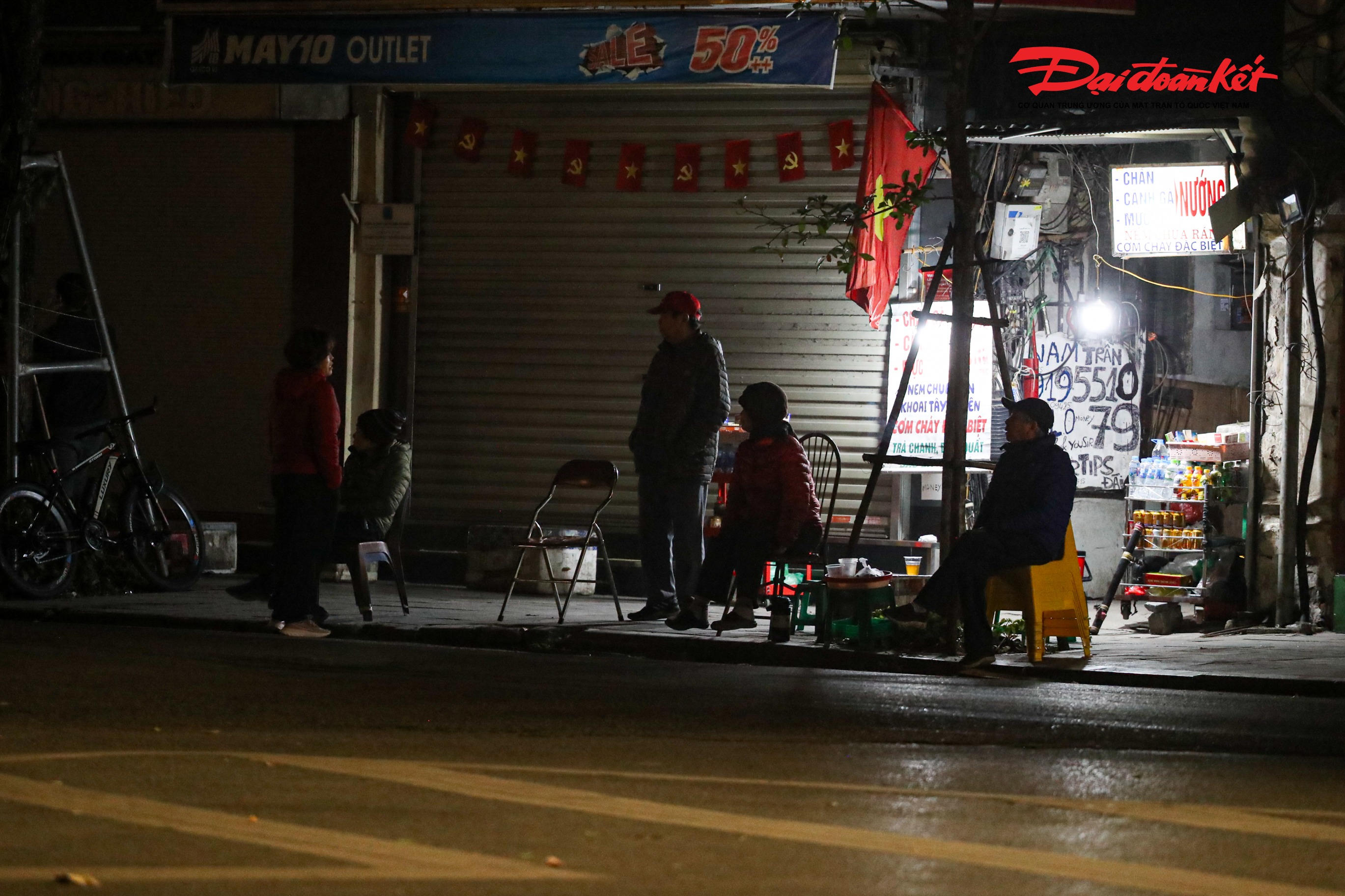 Trước cái lạnh đầu mùa, nhiều chuyên gia khuyến cáo người dân, đặc biệt là lao động ngoài trời và người yếu thế, cần chủ động các biện pháp giữ ấm, hạn chế làm việc ban đêm khi nhiệt độ xuống quá thấp để đảm bảo sức khoẻ.