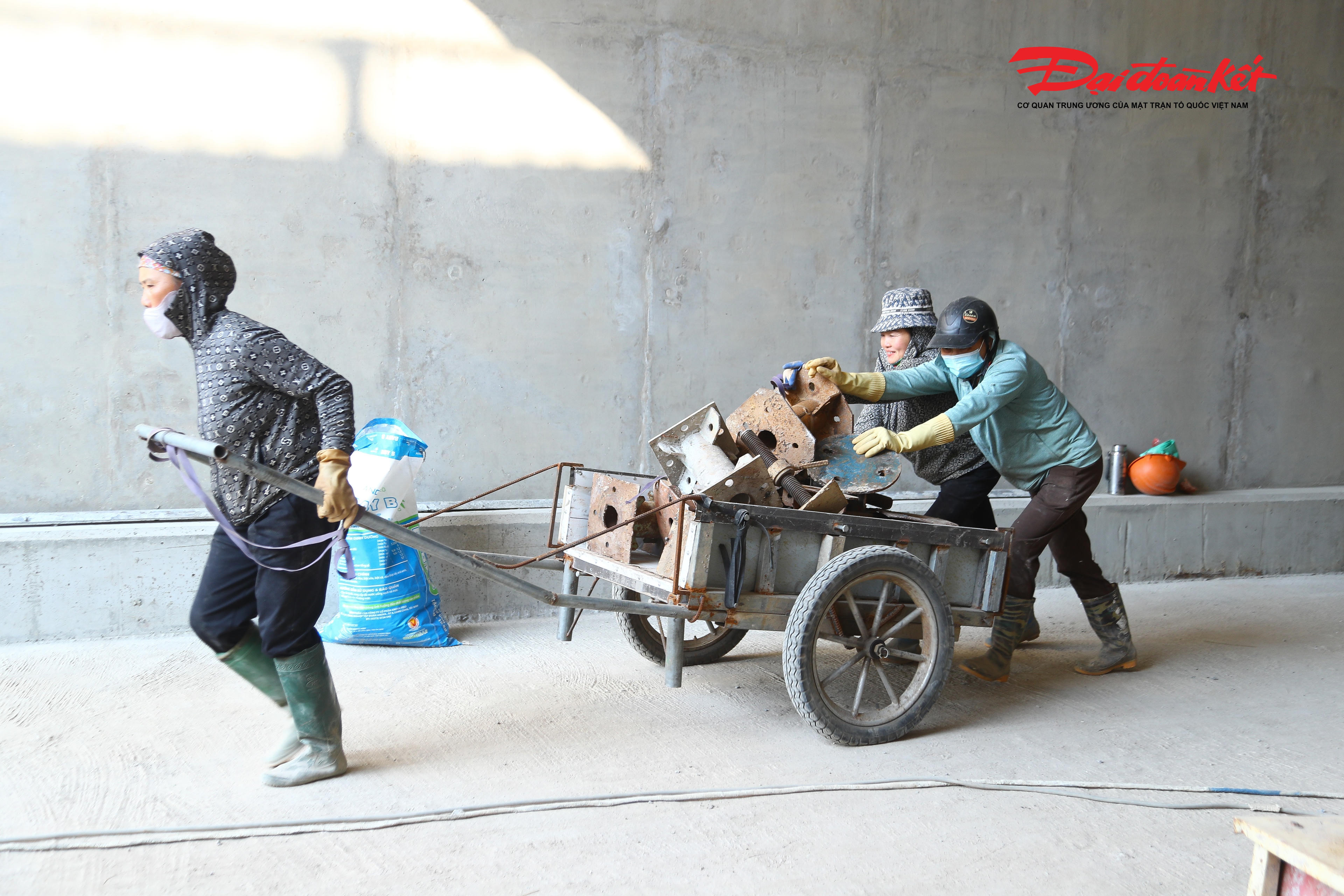 Sau khi hoàn thành việc thi công các đốt hầm kín, các công nhân đang tiến hành tháo dỡ giàn giáo để vệ sinh hầm. 