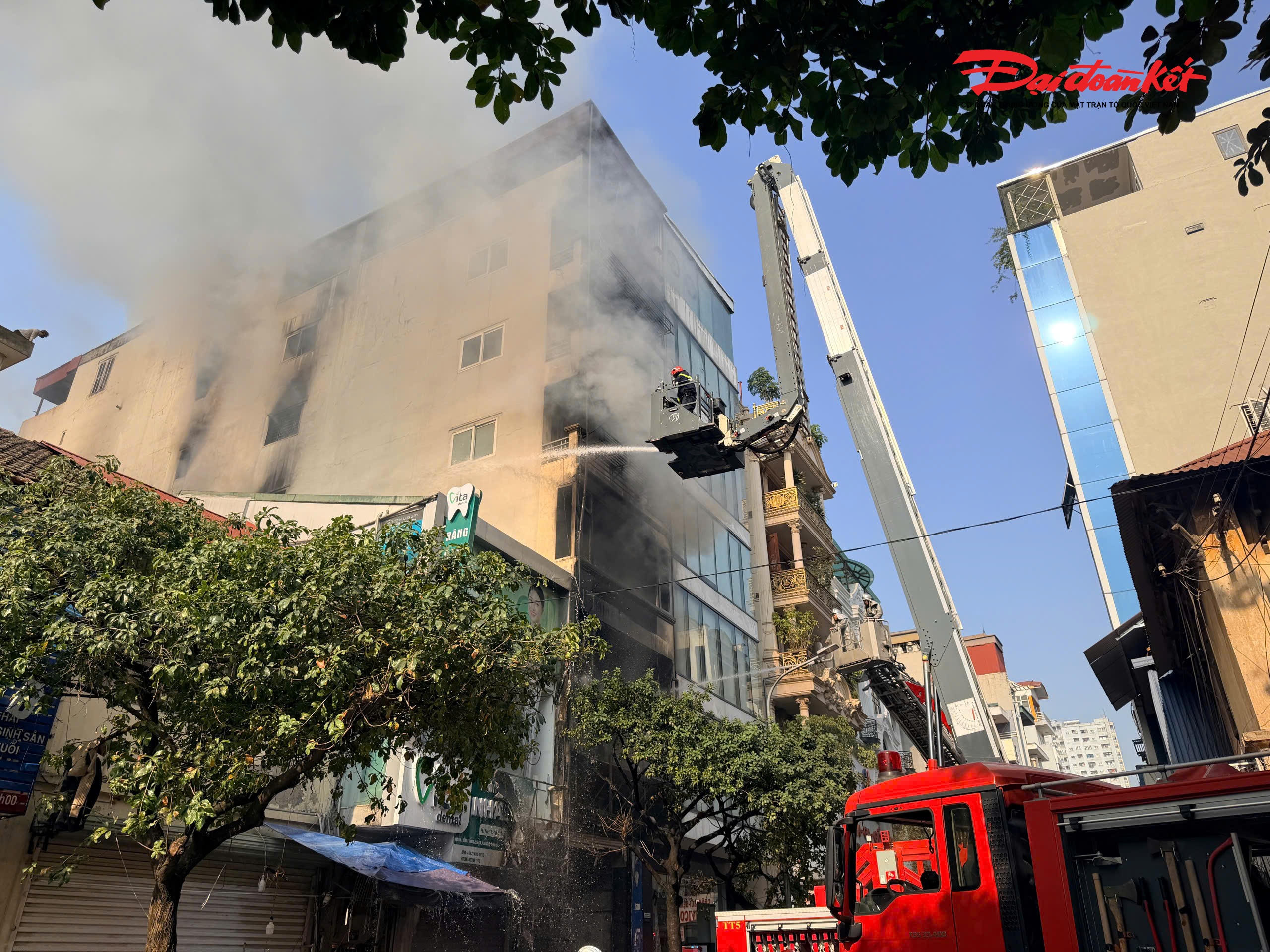 Khoảng 7h45 ngày 8/1, tại ngôi nhà cao 7 tầng, 1 tum ở số 84 phố Lê Lợi, phường Hà Đông (TP Hà Nội) xảy ra cháy dữ dội, cột lửa kèm khói bốc cao hàng chục mét.