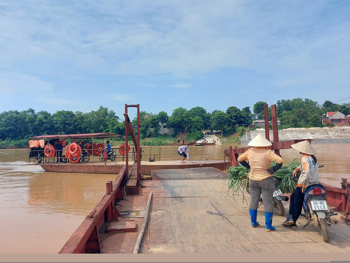 Hình ảnh cắt cầu phao vào tháng 7/2021 khi nước sông Mã dâng cao. Ảnh: Đình Minh