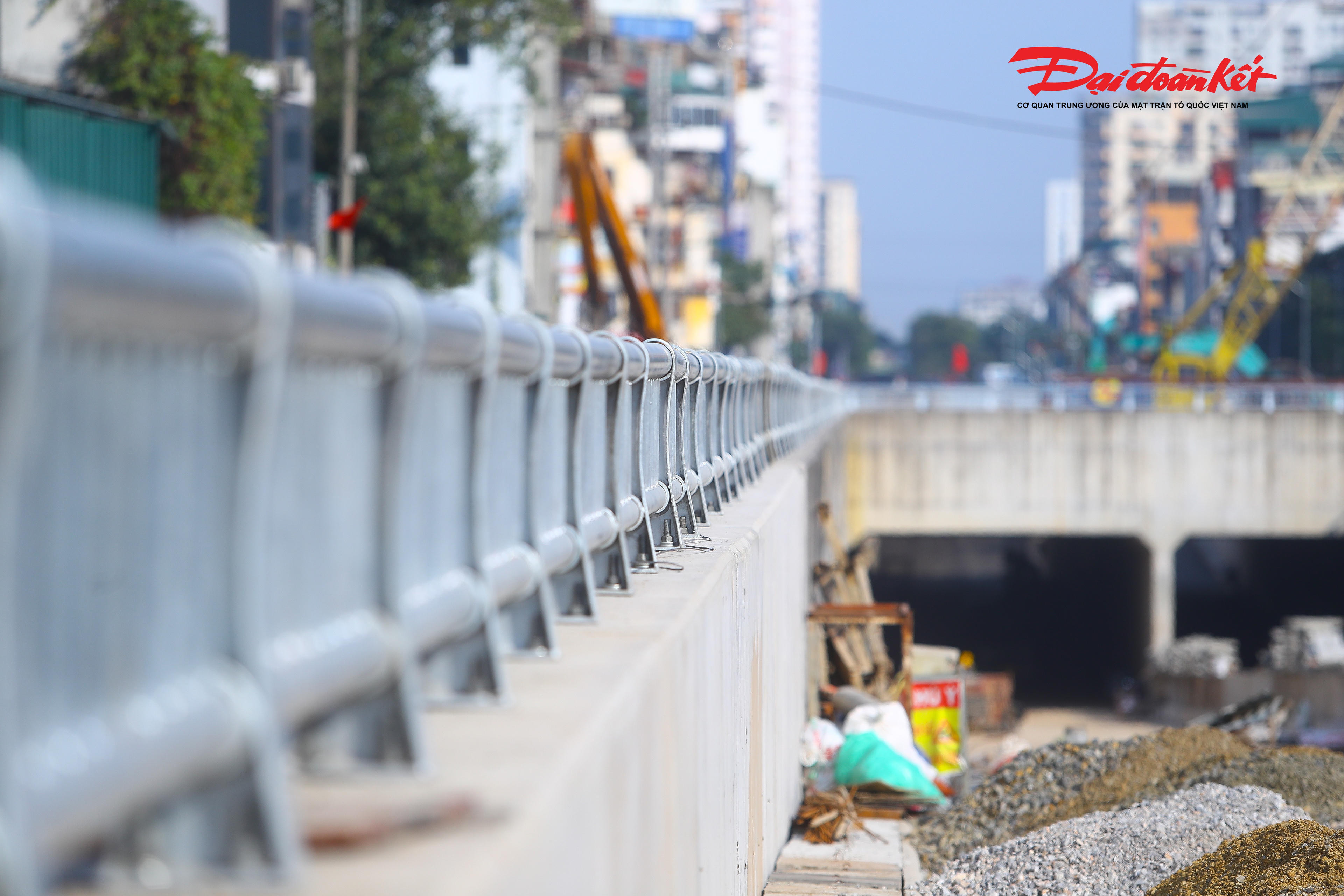 Lan can hầm chui Kim Đồng - Giải Phóng đã được lắp đặt.