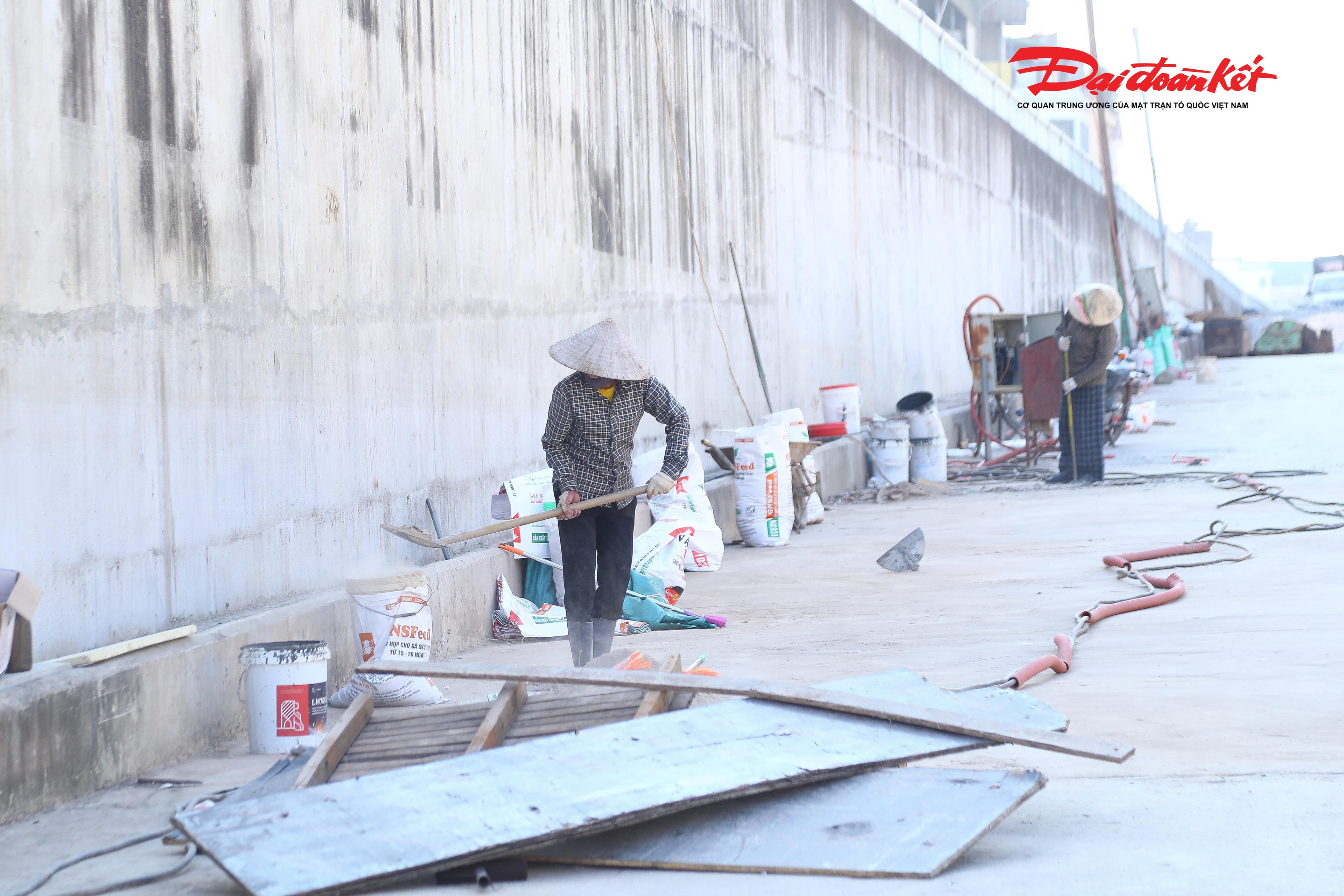 Các công nhân vệ sinh hầm, để tiến hành sơn.