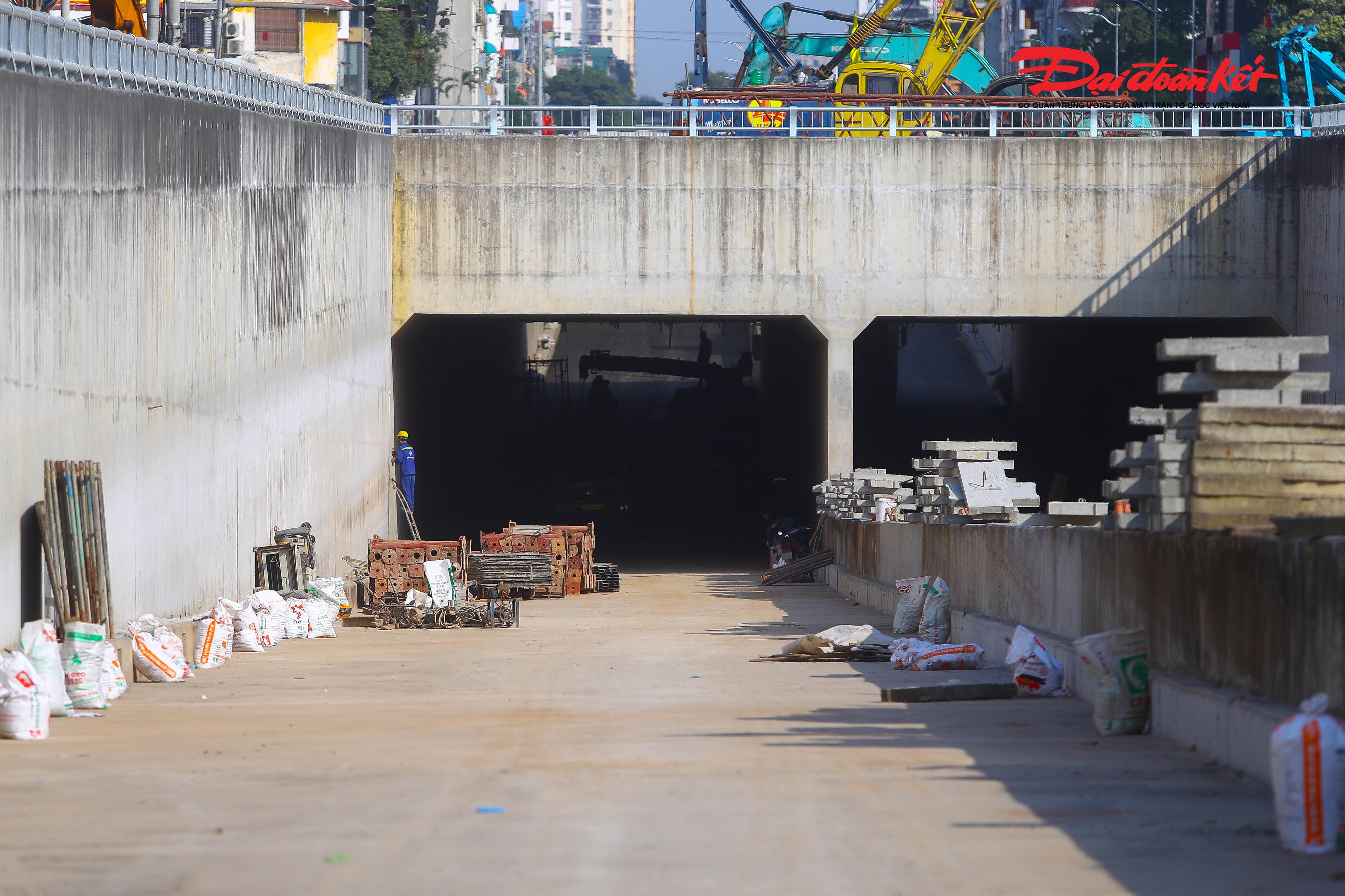 Song song với đó, công tác thảm mặt đường bê tông nhựa cũng đang được triển khai khẩn trương. Các đoạn tuyến đã hoàn thiện nền, móng được tiến hành thảm nhựa đúng quy trình, bảo đảm chất lượng, độ bằng phẳng và an toàn khai thác.