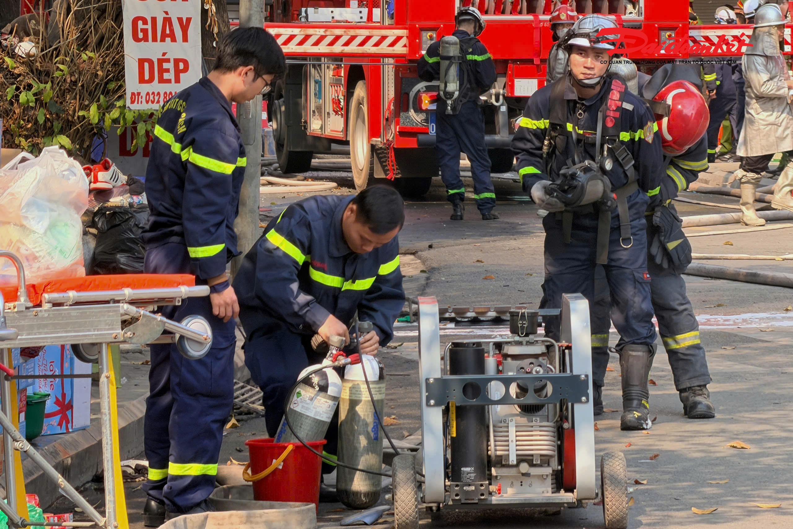 Để phục vụ công tác tìm kiếm cứu nạn trong ngôi nhà cháy, lực lượng chức năng sử dụng nhiều bình dưỡng khí, để các chiến sĩ PCCC có thể tiếp cận hiện trường còn nhiều khói, khí độc.