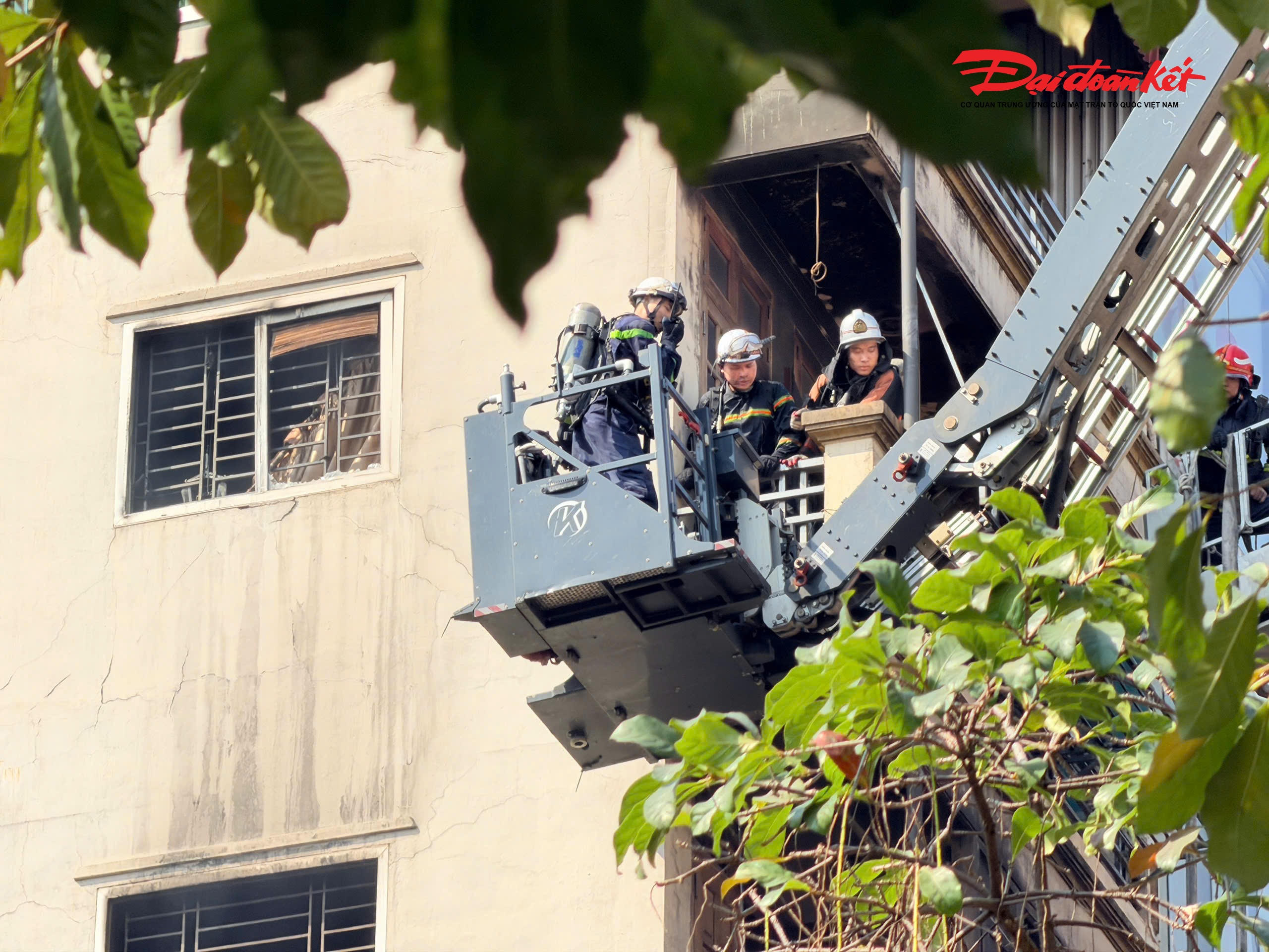 Do căn nhà cháy cao tầng, bên trong nhiều thiết bị điện nên tới 12h cùng ngày, các lực lượng chức năng vẫn đang tích cực chữa cháy, tìm kiếm cứu nạn.