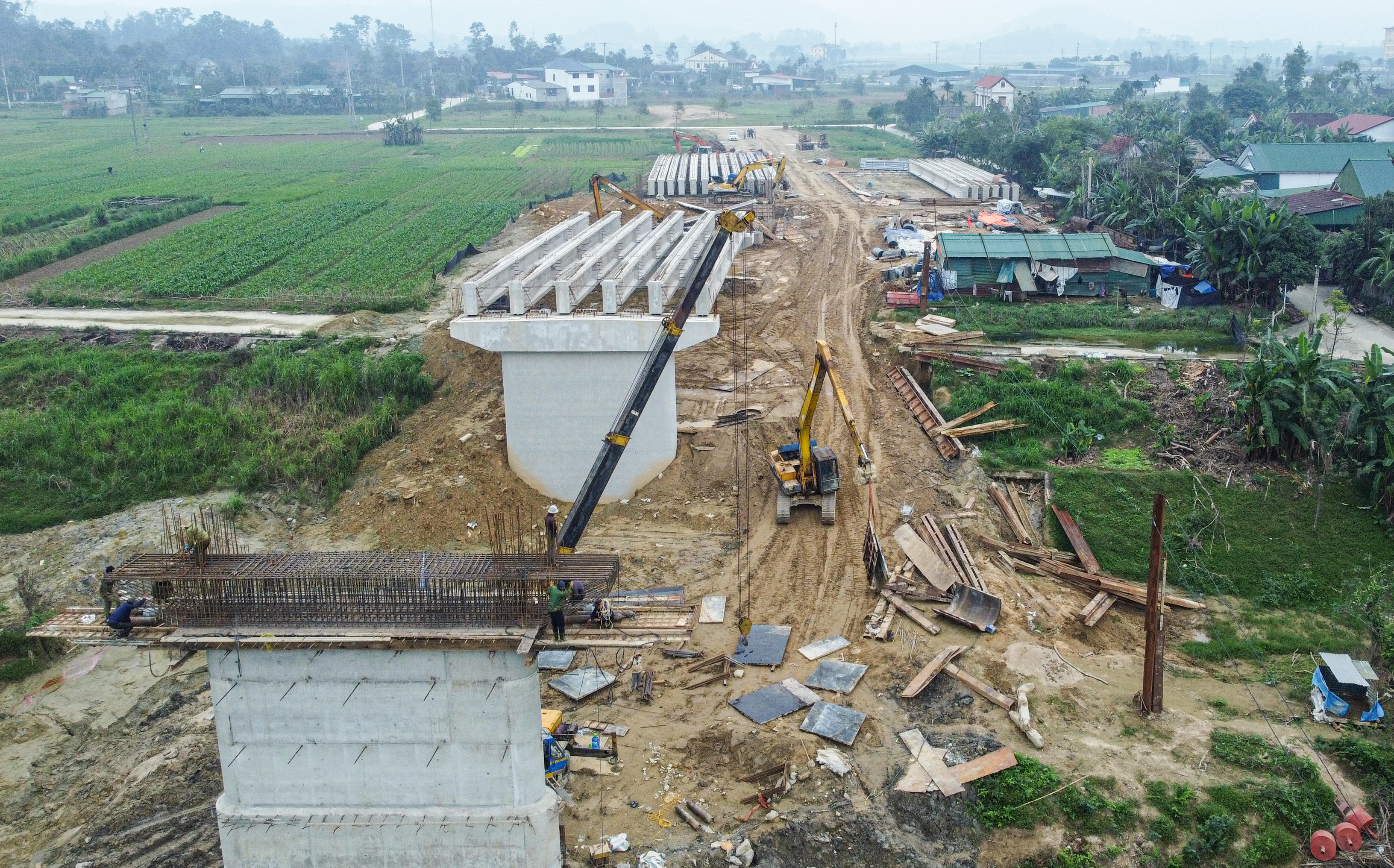 Cầu được xây dựng bằng bê tông cốt thép và bê tông cốt thép dự ứng lực, gồm 8 nhịp giản đơn, tổng chiều dài tính đến đuôi mố gần 280m, bề rộng mặt cầu 14m. Ảnh: Cẩm Kỳ&nbsp;