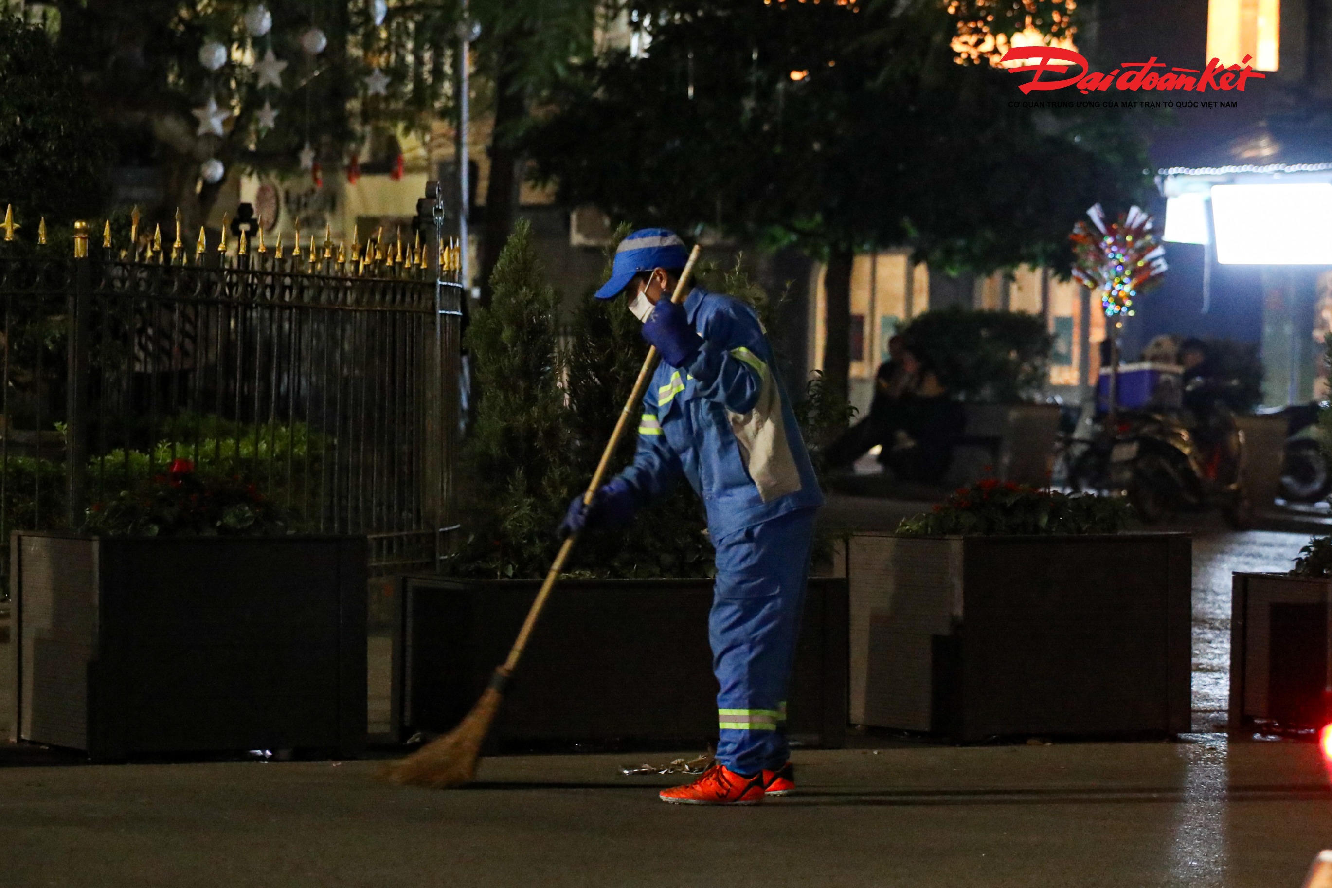 Dưới thời tiết 12 độ C, những công nhân vệ sinh môi trường vẫn miệt mài quét dọn các tuyến đường ở Hà Nội.
