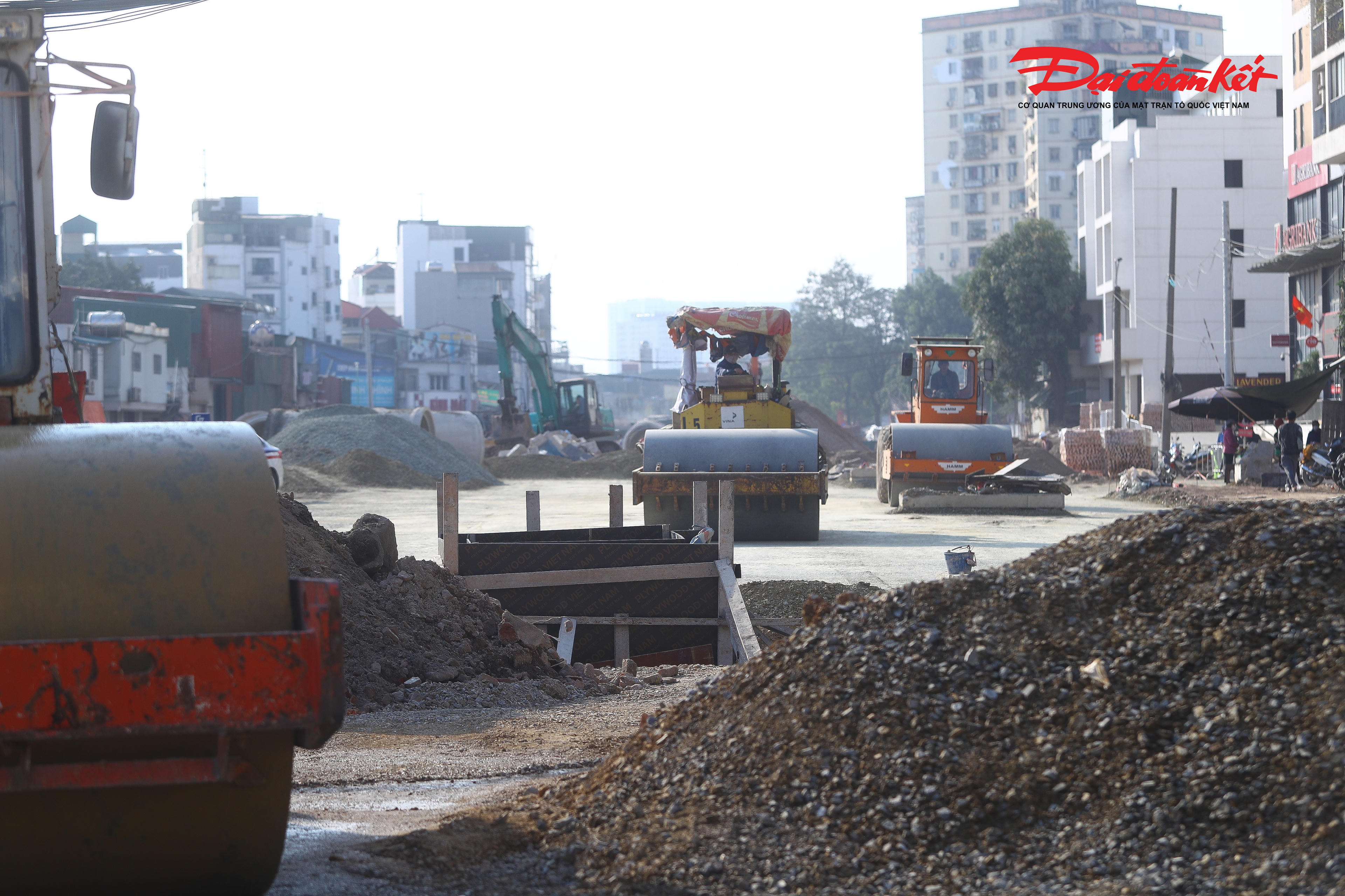 Hiện hàng chục công nhân cùng máy móc đang thi công đường nối vào hầm chui Kim Đồng - Giải Phóng.