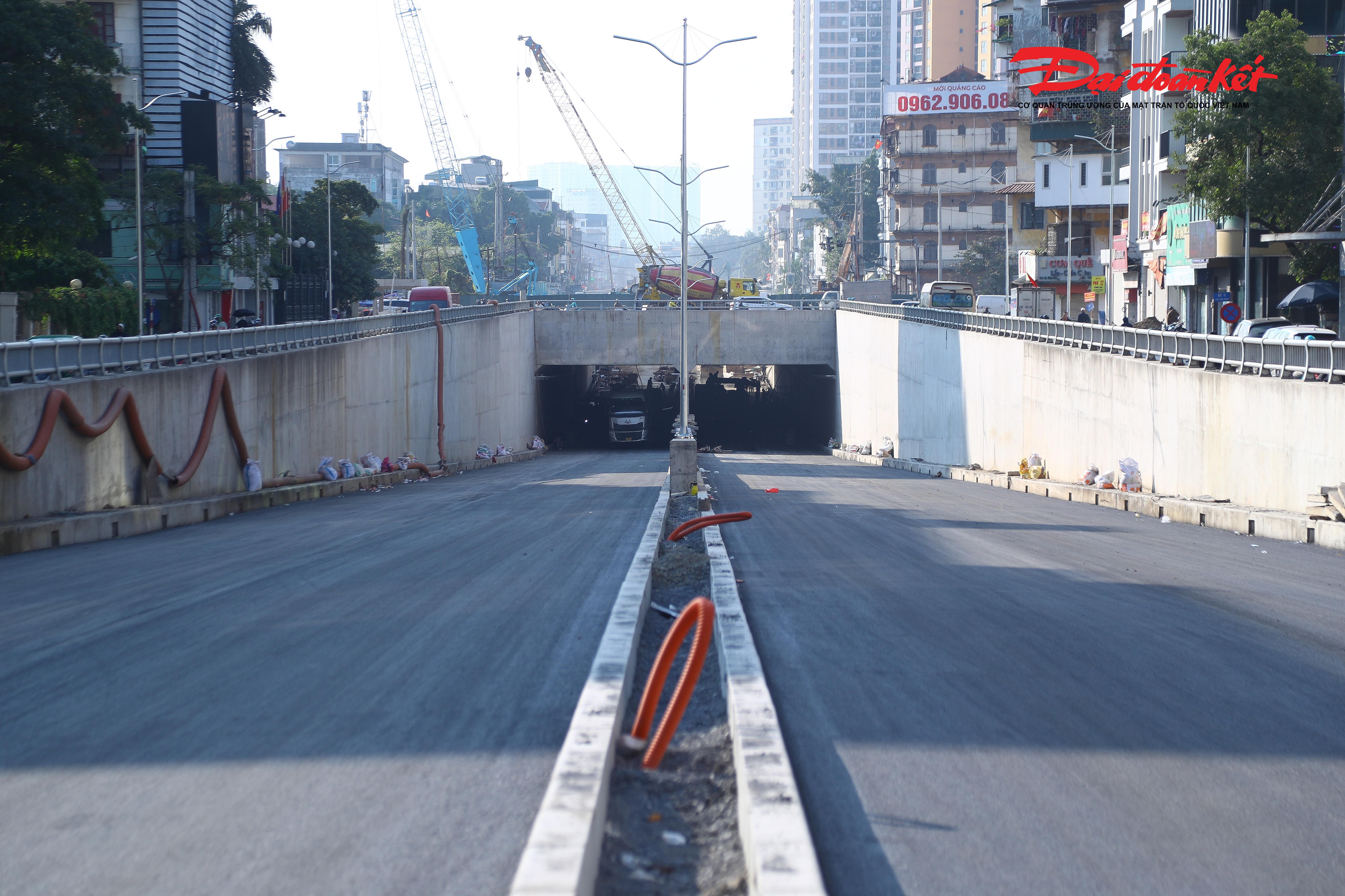 Phía hầm bên đường Kim Đồng hiện đã được thảm nhựa và lắp đặt hệ thống chiếu sáng.