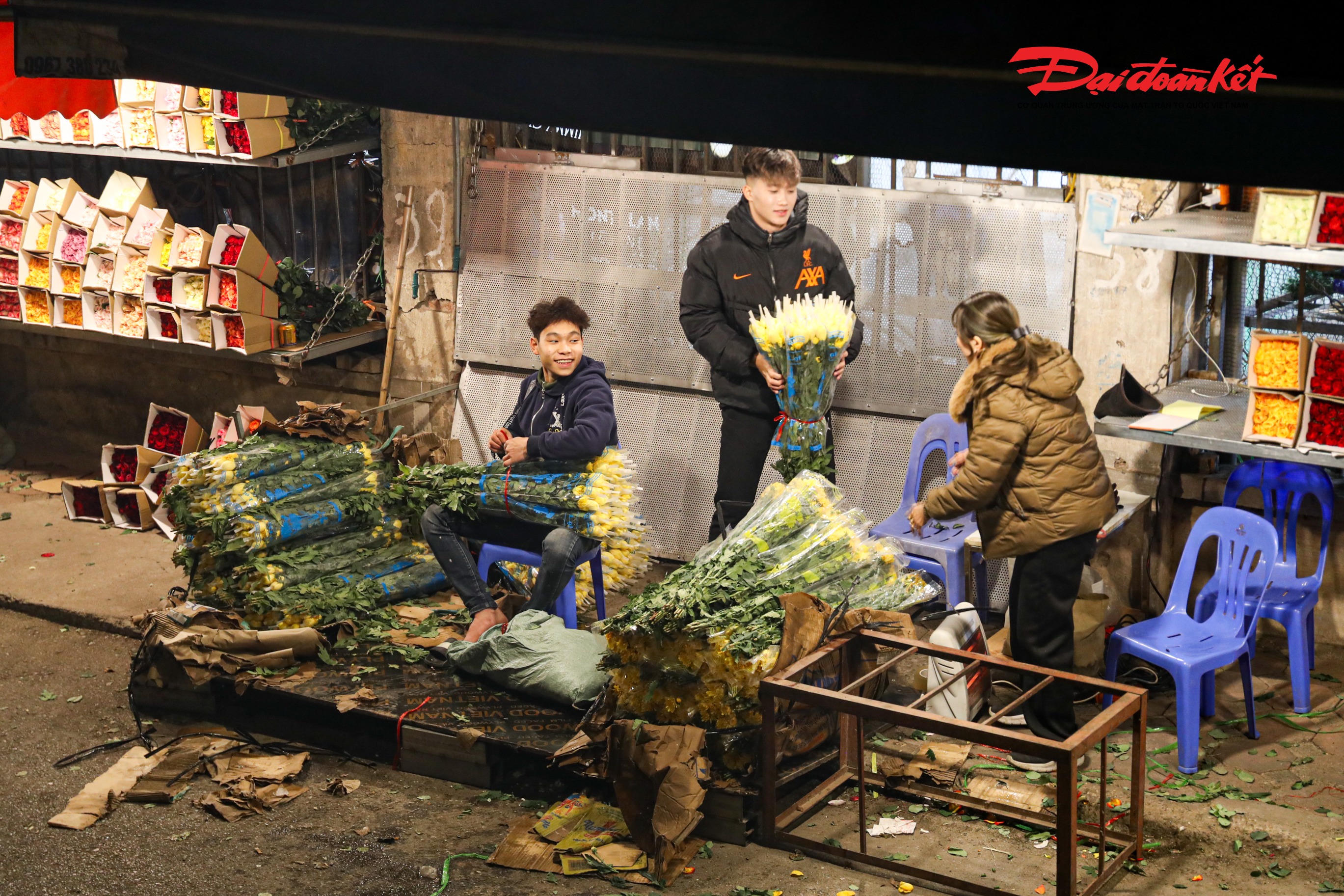 Anh Nguyễn Văn Tuấn - công nhân bốc xếp làm việc tại khu vực chợ đầu mối chuyên bán hoa tươi ở Hà Nội cho biết: "Làm đêm đã vất vả, gặp rét thế này càng khổ hơn. Dù mặc rất nhiều áo, nhưng nếu không có lửa thì không chịu nổi".