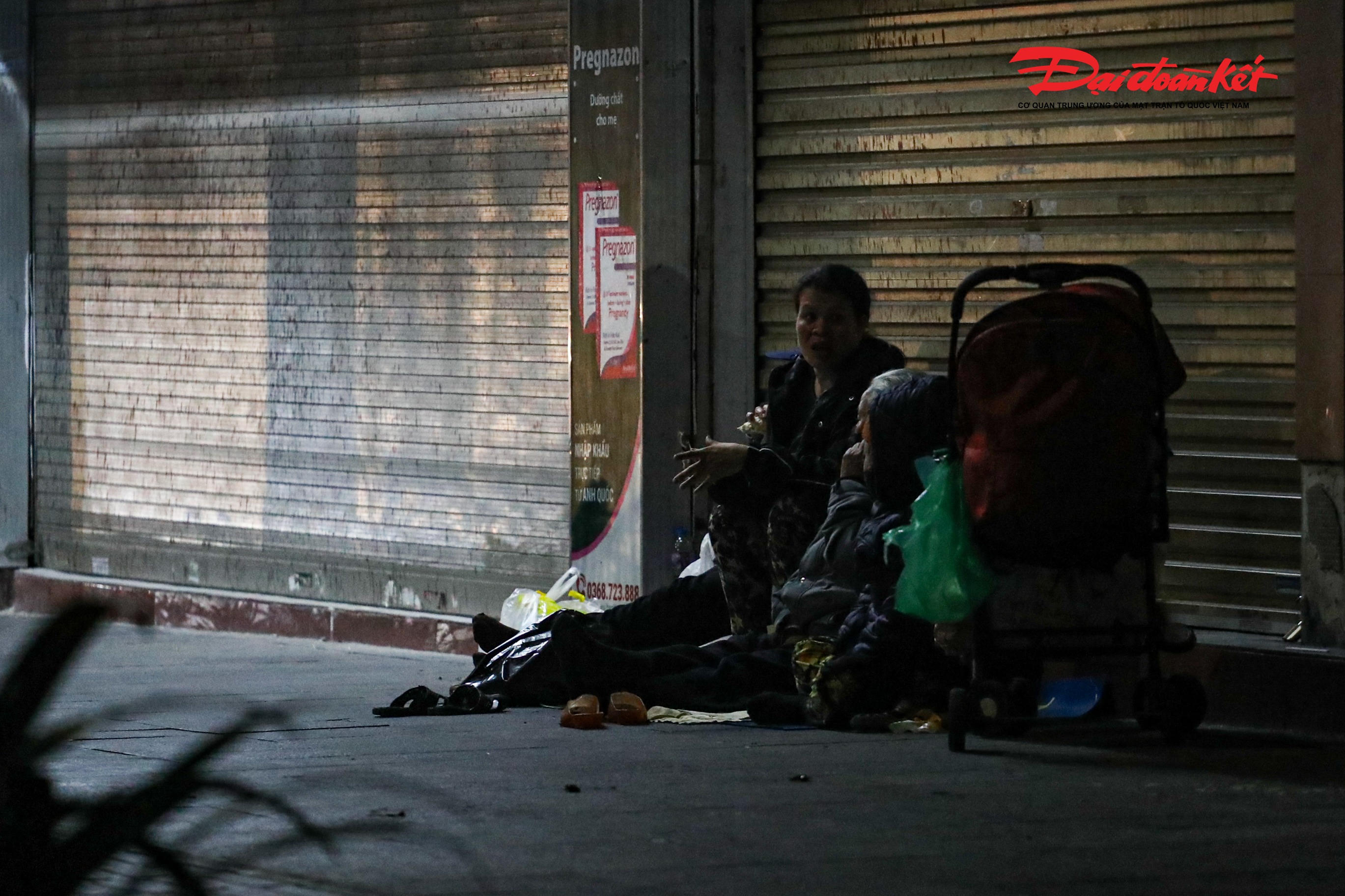 Dưới những hiên nhà rộng ven vỉa hè, nhiều người ngồi co ro, thu mình trong áo mỏng, chật vật chống chọi với từng cơn gió lạnh buốt thổi qua.