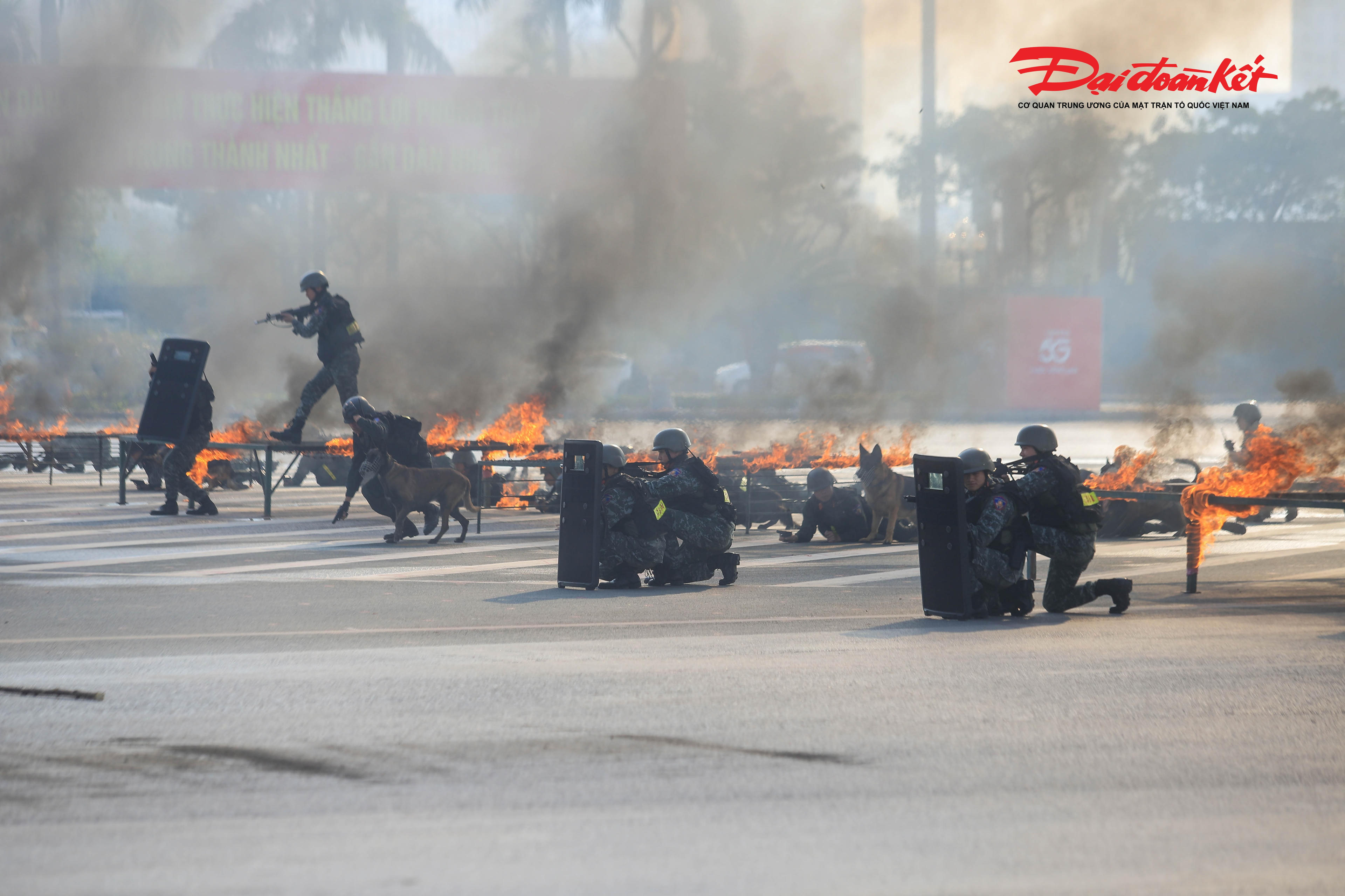 Ngay sau đó là màn trình diễn các kỹ thuật vận động, khắc phục vật cản, bắn súng ứng dụng của cán bộ chiến sĩ Đoàn Cảnh sát đặc nhiệm số 1 và lực lượng sử dụng động vật nghiệp vụ Bộ Tư lệnh Cảnh sát cơ động.