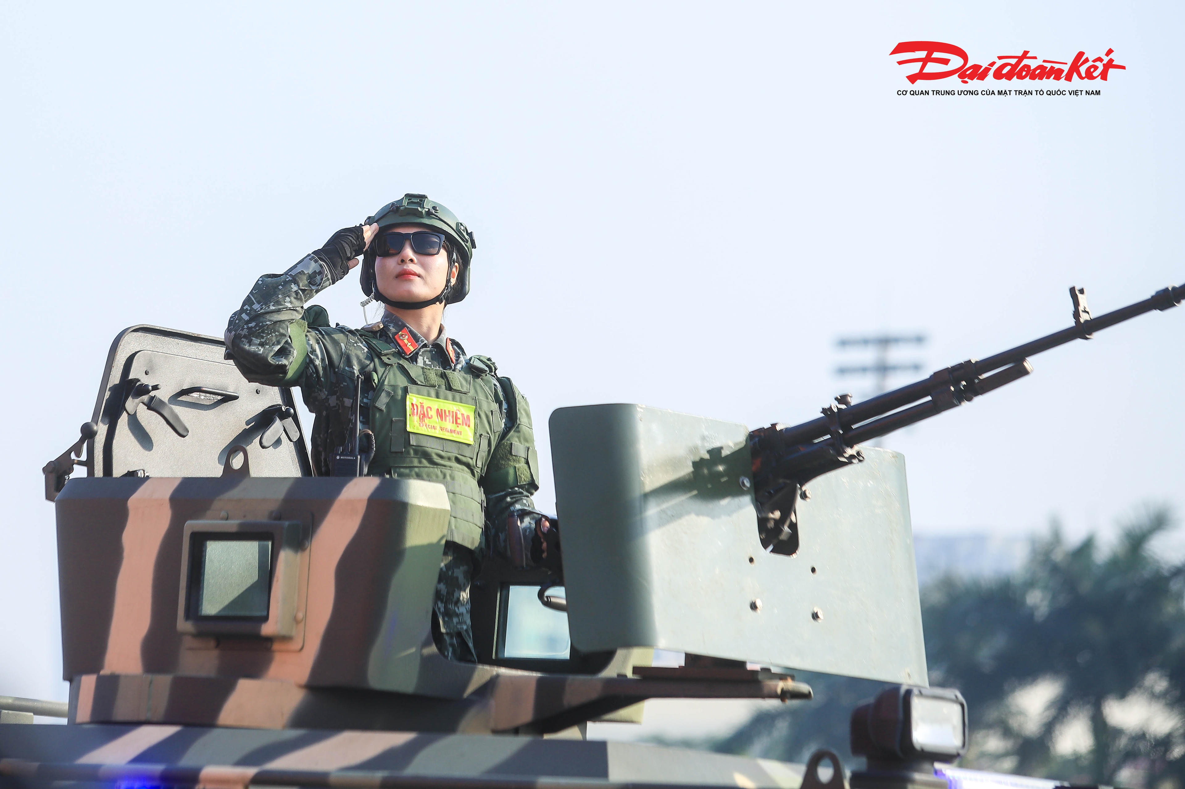 Chiến sĩ cảnh sát đặc nhiệm trên xe bọc thép thực hiện động tác chào điều lệnh.