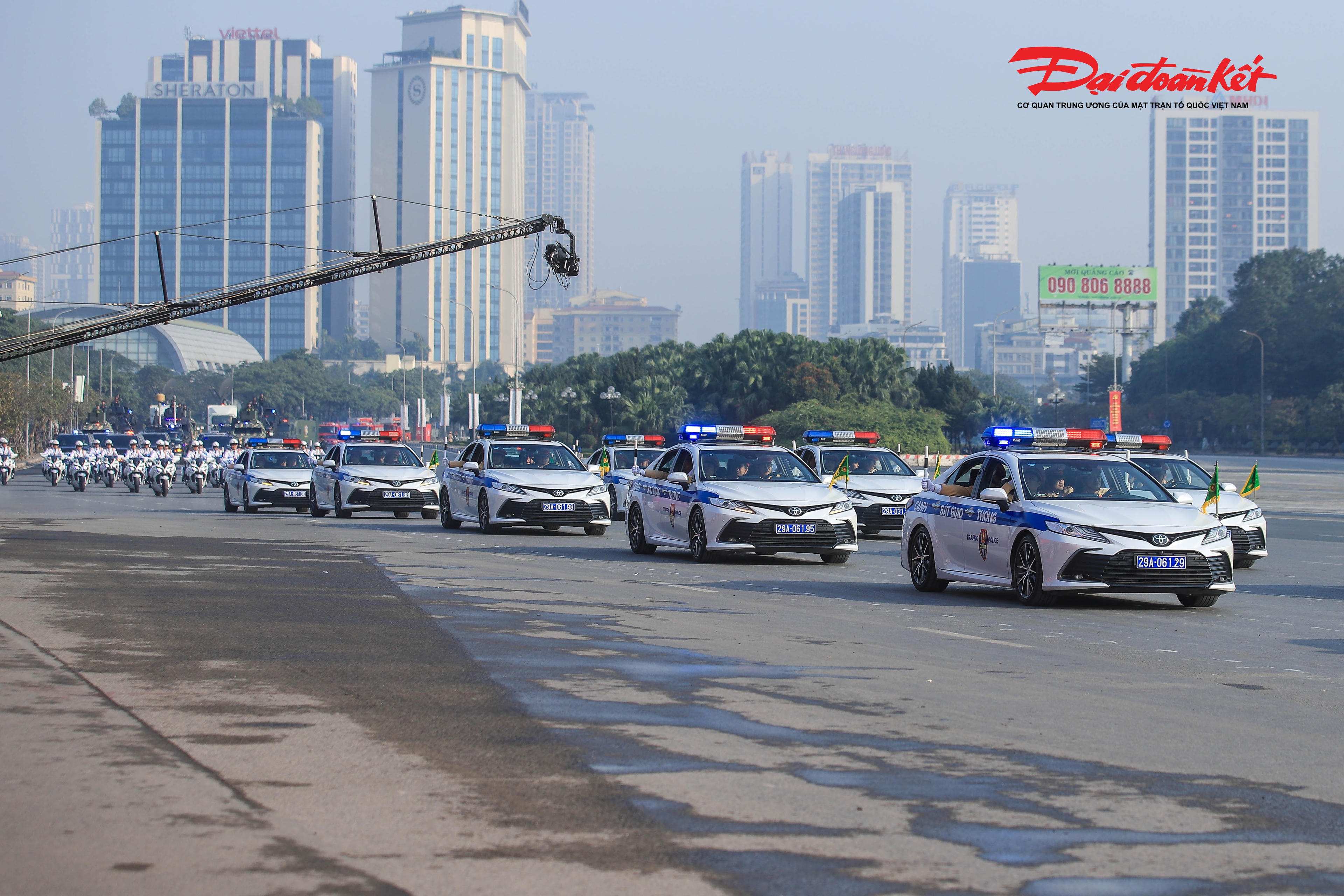 Lực lượng Cảnh sát giao thông với các xe dẫn đoàn, xe chuyên dụng triển khai đội hình.