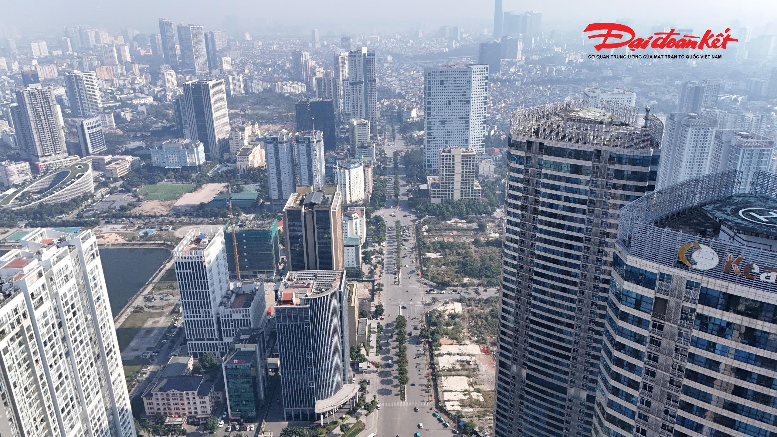 Ghi nhận thực tế, khu vực này tập trung nhiều tòa nhà văn phòng, khu đô thị, trung tâm thương mại, cùng mật độ phương tiện cá nhân ngày càng tăng. Do đó, tình trạng ùn tắc thường xuyên diễn ra vào giờ cao điểm.