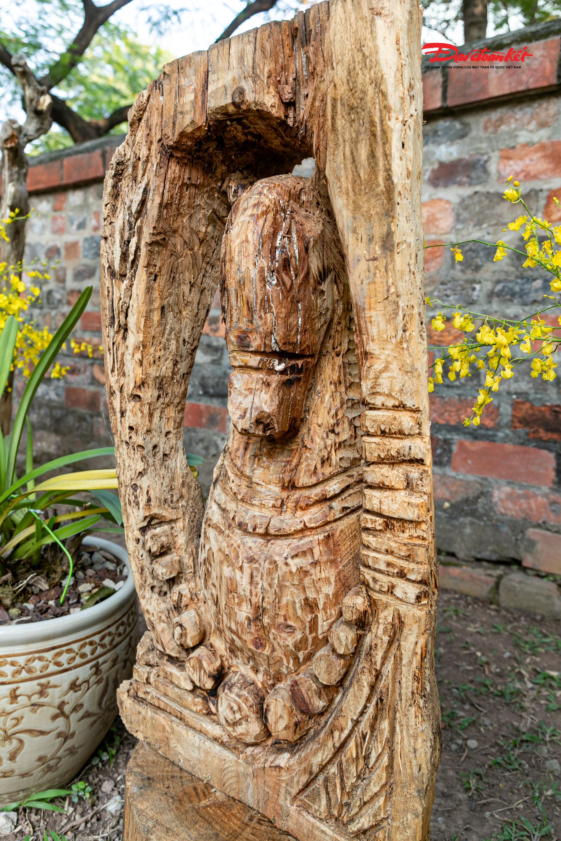 Nhà nghiên cứu văn hóa Tây Nguyên Đặng Minh Tâm cho biết, người Tây Nguyên hiếm khi cưỡi ngựa mà chủ yếu dắt ngựa đi bộ, chở hàng hóa vượt quãng đường 200–300km. Những hành trình dài rèn luyện sức bền, ý chí và thể lực, tạo nên vóc dáng vạm vỡ, cân đối, dũng mãnh và bền bỉ, tựa như con ngựa gắn bó với họ suốt bao đời.