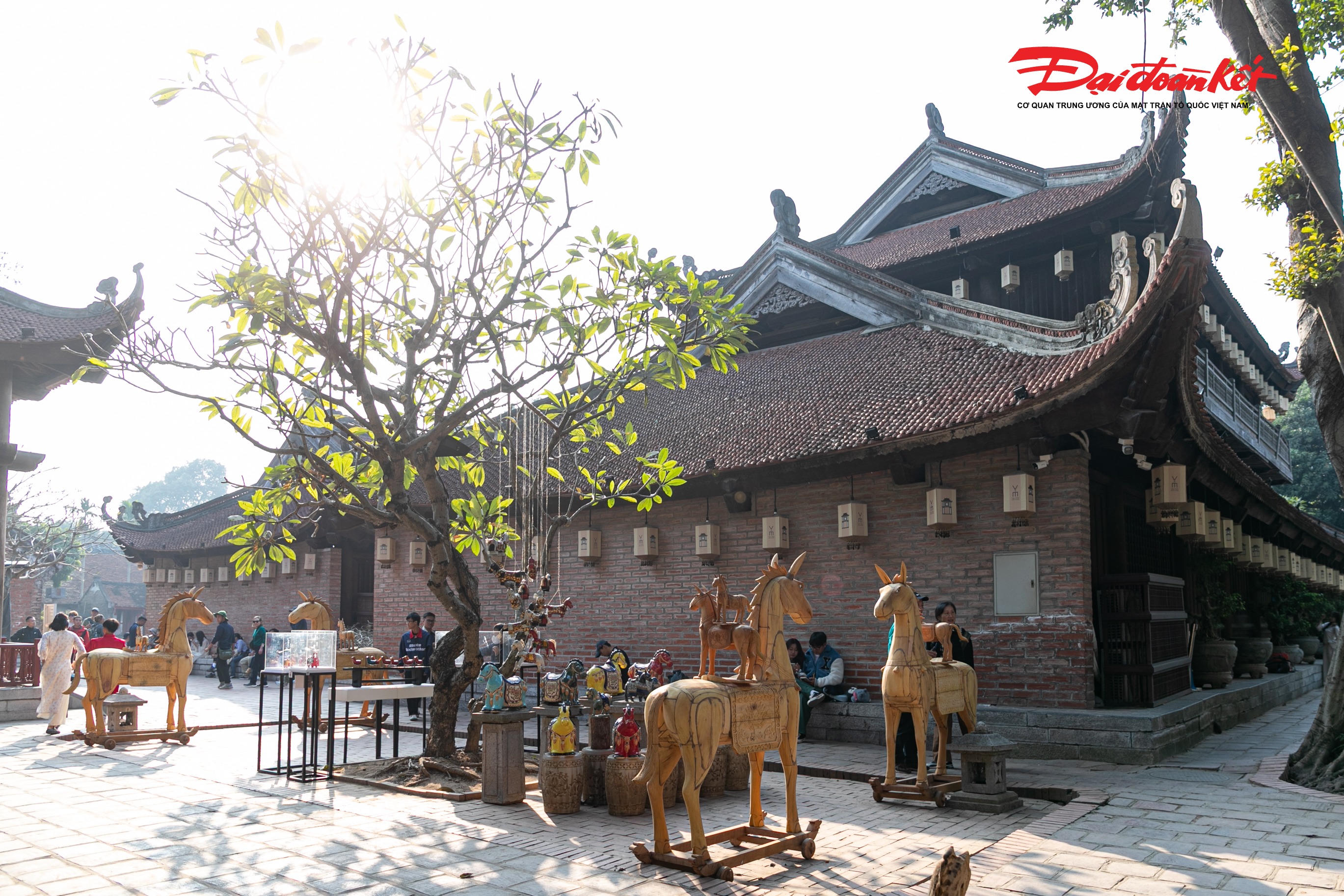 Khoảng 40 tác phẩm ngựa cỡ lớn cùng gần 10 tác phẩm ngựa cỡ nhỏ đang được trưng bày tại Văn Miếu – Quốc Tử Giám.