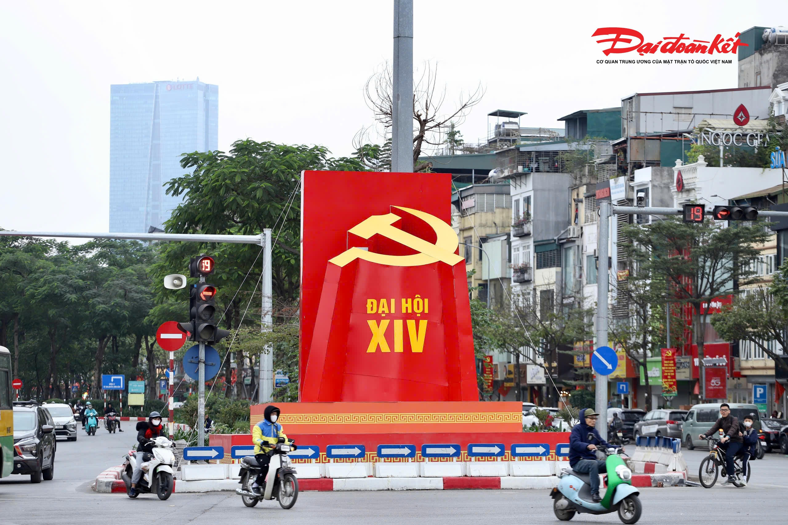 Từ ngày 19 đến 25/1/2026, tại Hà Nội sẽ diễn ra Đại hội đại biểu toàn quốc lần thứ XIV của Đảng. Vì vậy, nhiều tuyến đường tại Hà Nội được trang hoàng rực rỡ cờ, hoa, băng rôn, pano để chào mừng Đại hội XIV.