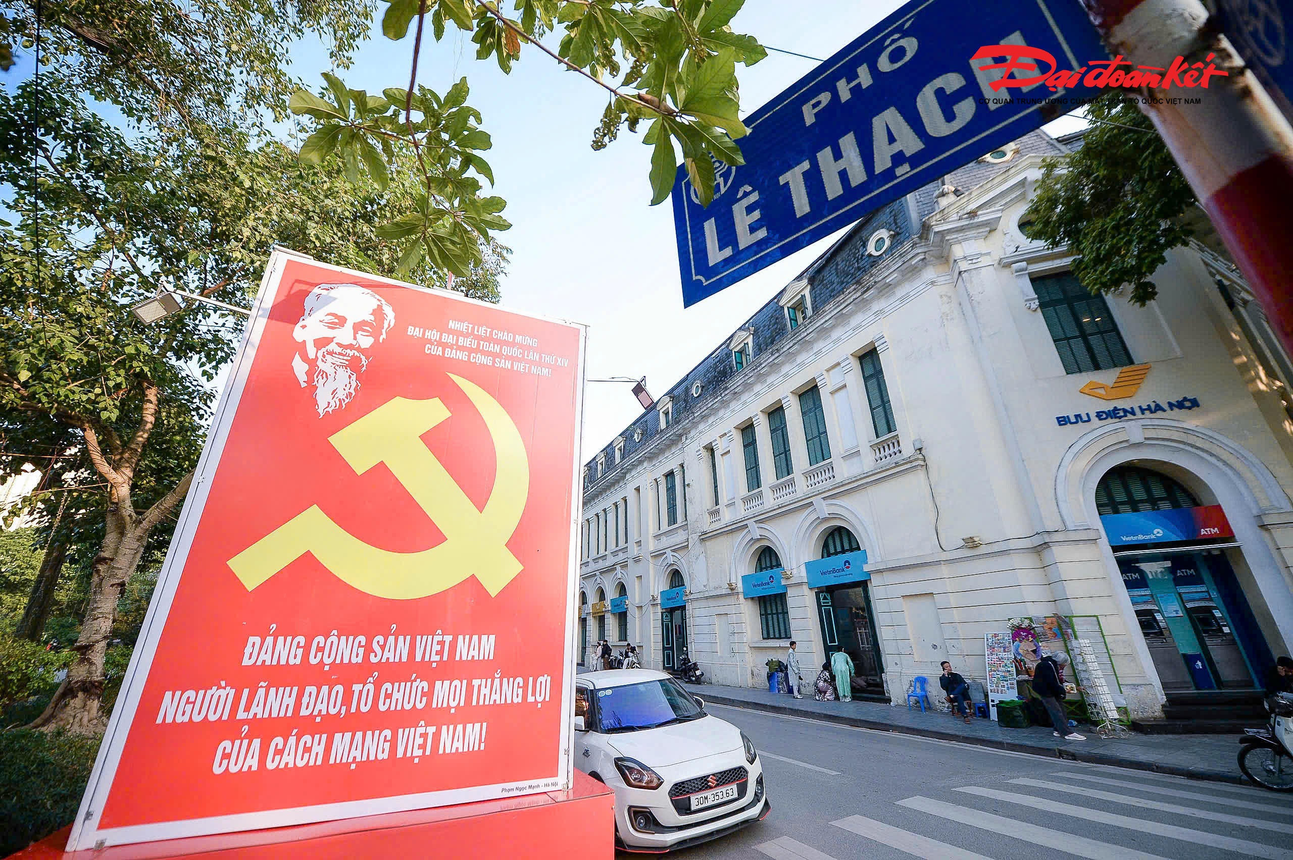 Khu vực phố Lê Thạch, cờ hoa và pano chào mừng được bố trí đồng bộ, tạo điểm nhấn cảnh quan.