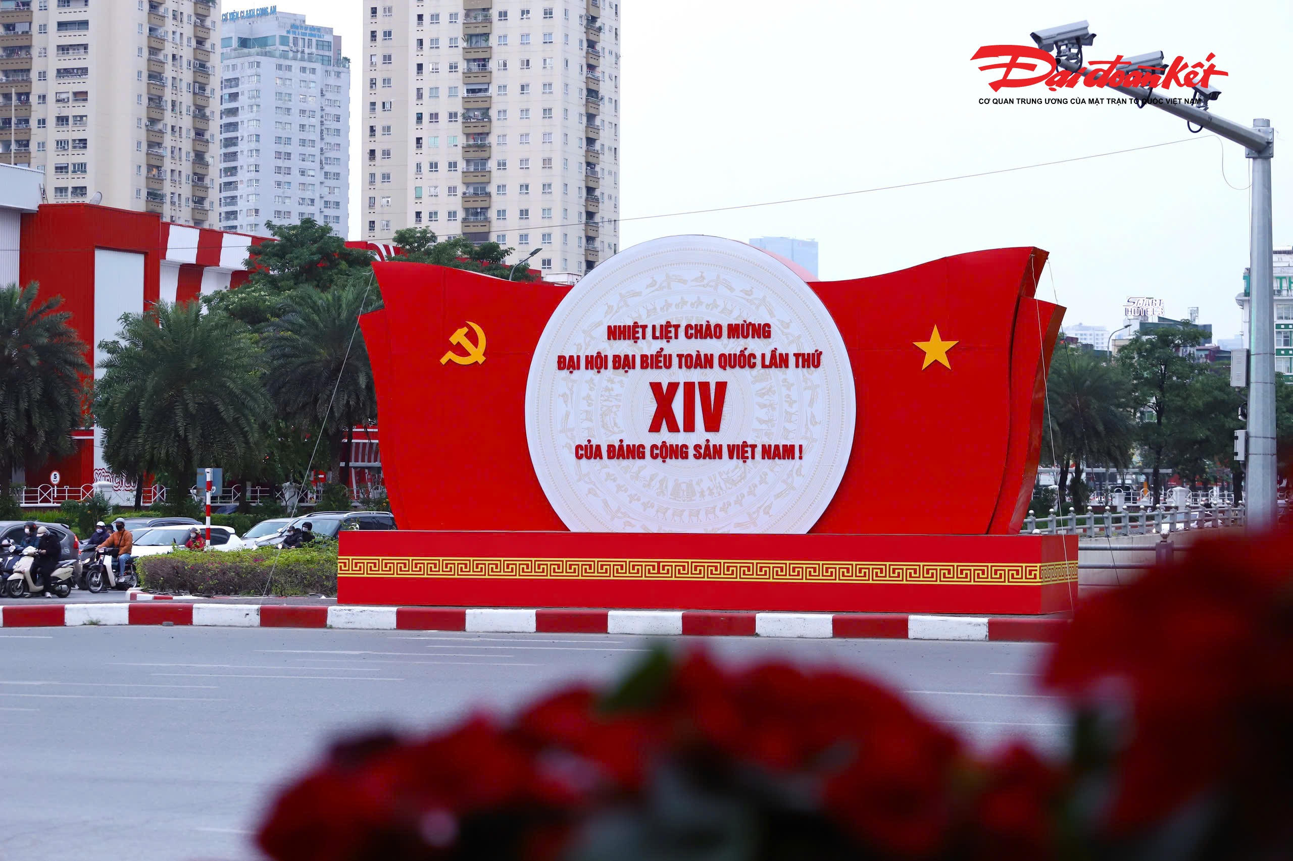 Tại các nút giao thông lớn, các cụm mô hình trang trí chào mừng được dựng với kích thước lớn, tạo điểm nhấn không gian đô thị.