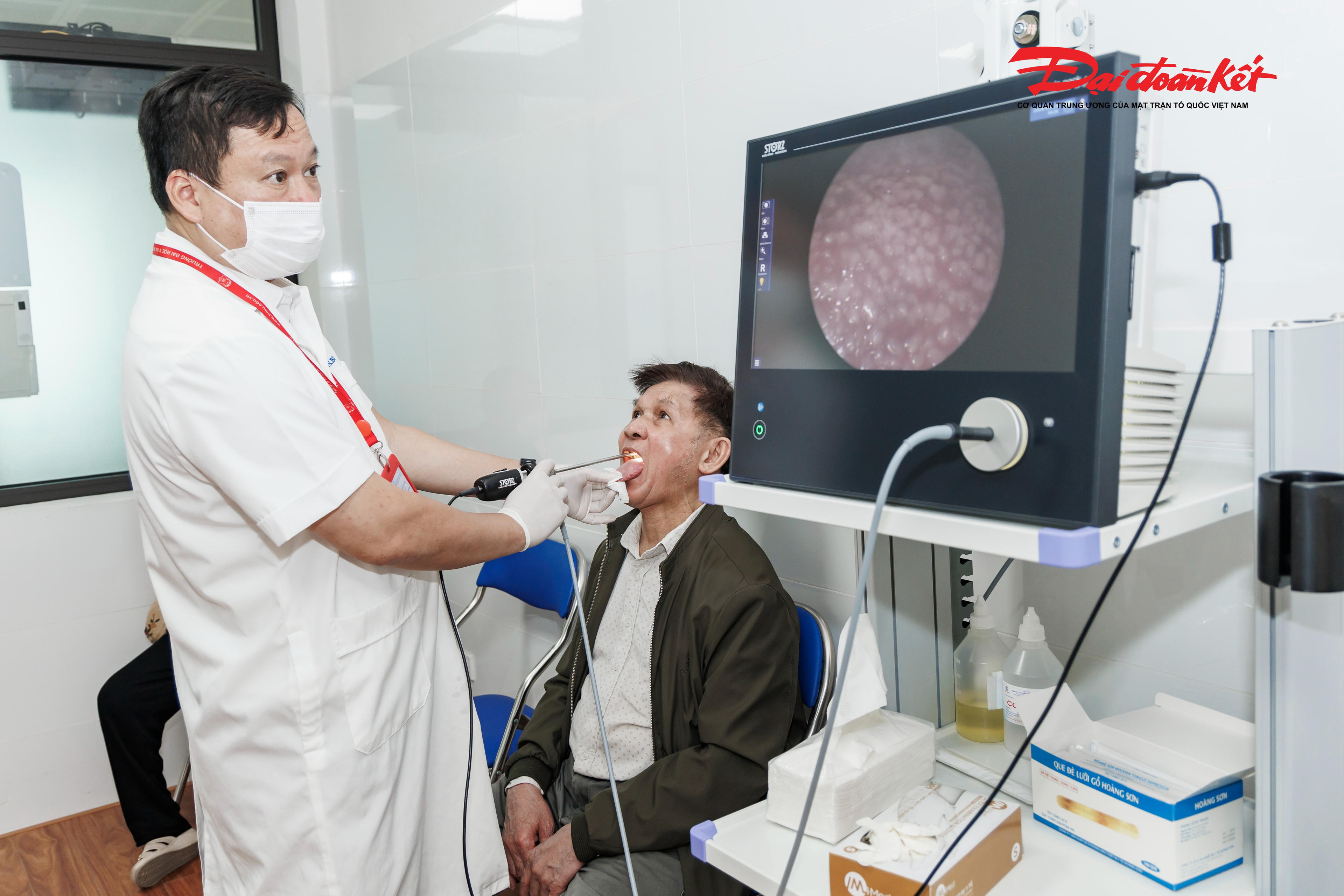 Người dân được thăm khám, tư vấn trực tiếp bởi đội ngũ y bác sĩ giàu kinh nghiệm, chuyên môn cao của Bệnh viện Đại học Y Hà Nội với nhiều chuyên khoa như: Nội, Ngoại, Tai Mũi Họng, Răng Hàm Mặt, Nhi khoa… cùng các dịch vụ cận lâm sàng cần thiết. Ảnh: Quang Vinh.