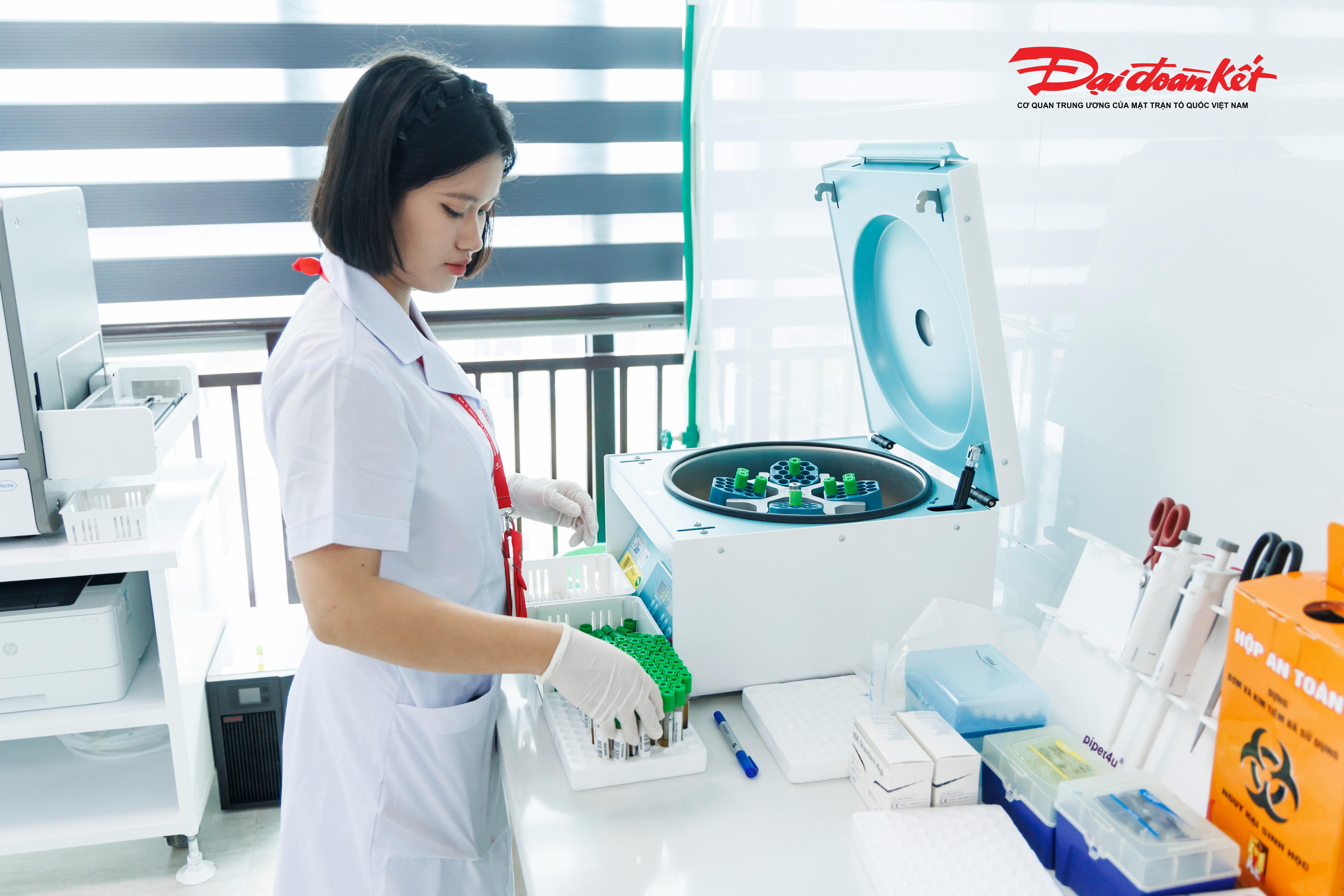 Phòng khám được trang bị nhiều thiết bị y khoa hiện đại, đồng bộ theo tiêu chuẩn của Bệnh viện Đại học Y Hà Nội. Ảnh: Quang Vinh.