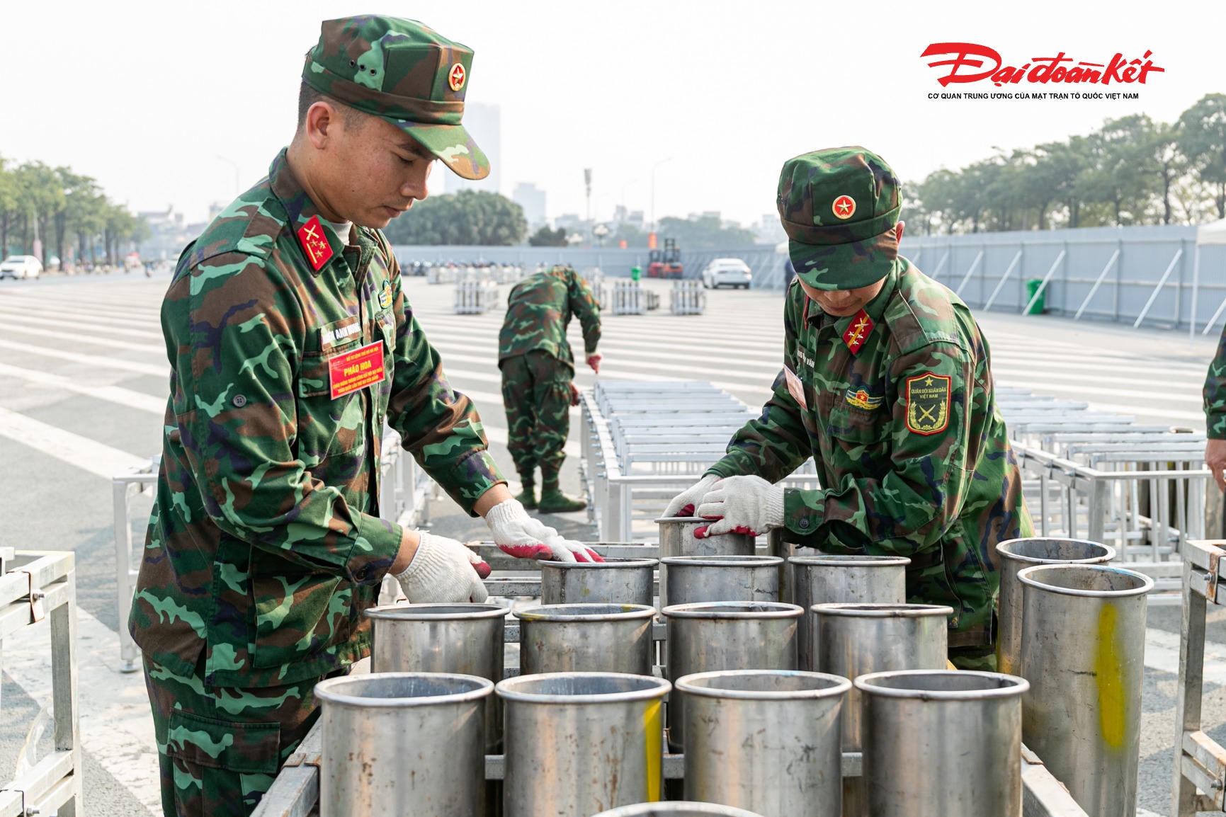Khu vực bắn pháo hoa được khoanh vùng, kiểm soát nghiêm ngặt nhằm bảo đảm an toàn tuyệt đối.