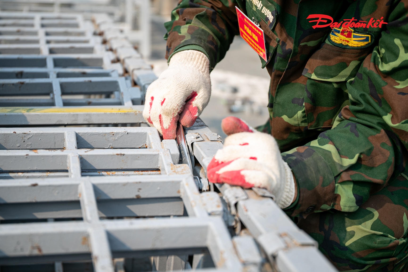 Mọi công đoạn từ lắp đặt, vận hành đến kiểm tra kỹ thuật đều được lực lượng chức năng rà soát, kiểm tra kỹ lưỡng, bảo đảm tuân thủ đúng phương án đã phê duyệt và đáp ứng đầy đủ các yêu cầu về an toàn.. 