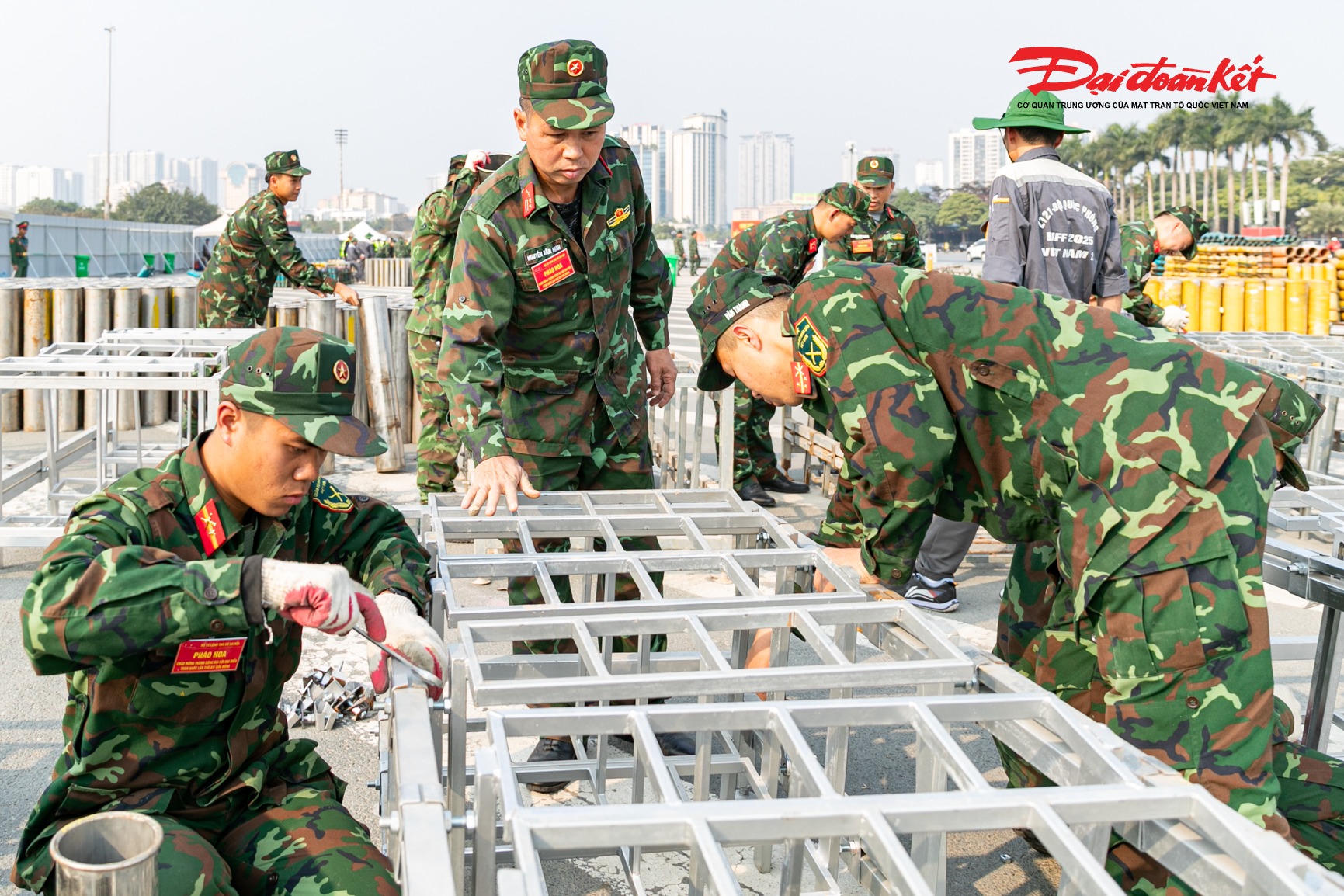 Theo ghi nhận của PV Báo Đại đoàn kết, hiện hàng loạt thiết bị kỹ thuật chuyên dụng phục vụ công tác bắn pháo hoa đã được các đơn vị chức năng tập kết và lắp đặt đồng bộ trên tuyến đường Lê Đức Thọ, khu vực phía trước Sân vận động Quốc gia Mỹ Đình (phường Từ Liêm, Hà Nội).