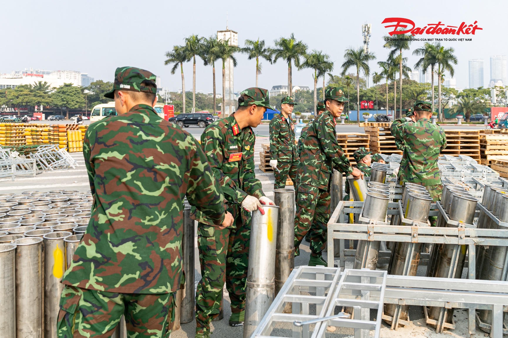 Điểm bắn pháo hoa được bố trí tại khu vực Sân vận động Quốc gia Mỹ Đình; trong đó, pháo hoa hỏa thuật lắp đặt trên mái và hai bên cánh gà khán đài B, còn pháo hoa nổ tầm cao bố trí từ nửa đường Lê Đức Thọ, qua cột đồng hồ đến bãi đất trống trước Cung Thể thao dưới nước, phường Từ Liêm.