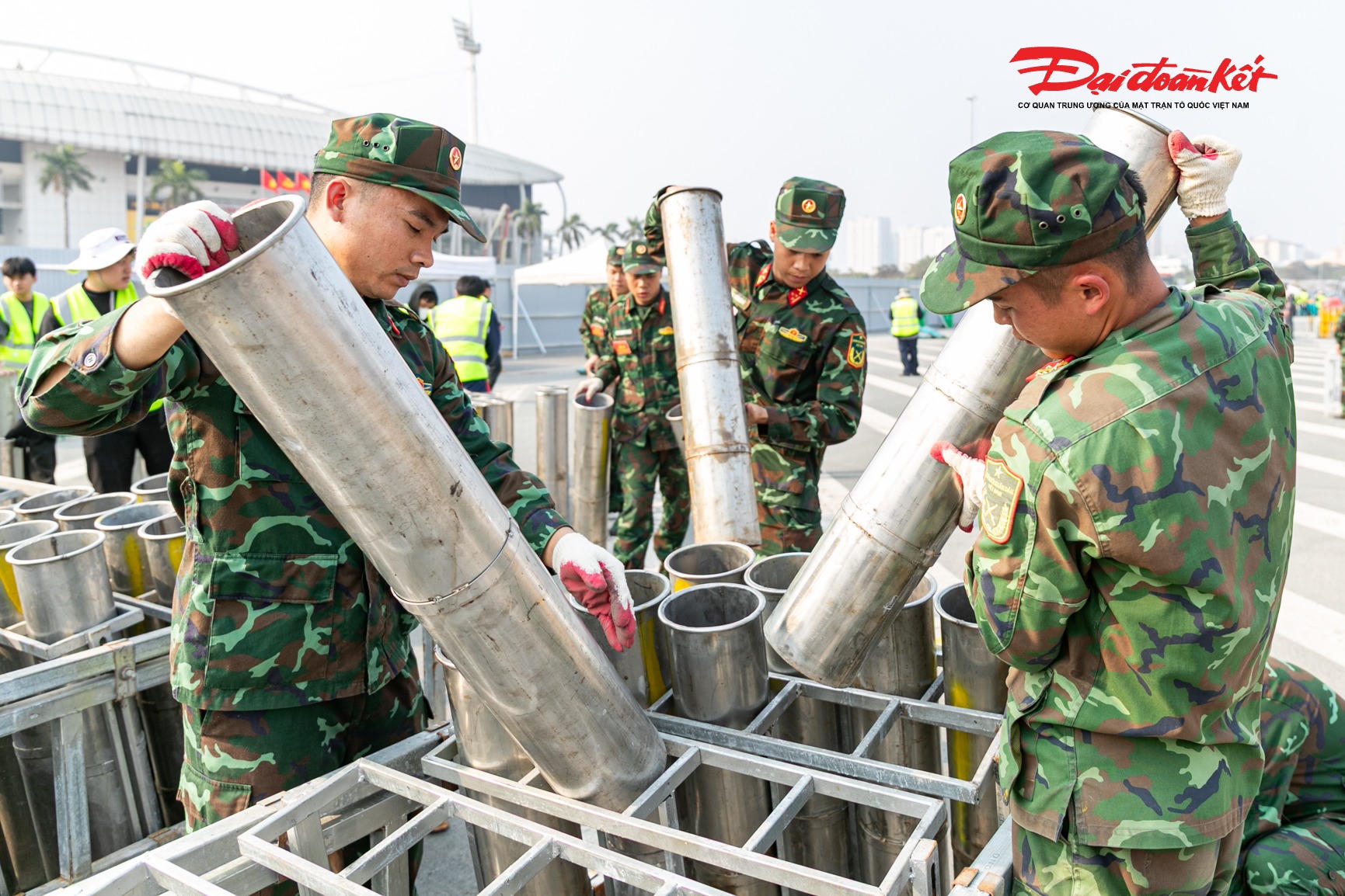 Lực lượng chức năng đang khẩn trương hoàn thiện việc lắp đặt dàn pháo, cố định khung giá, bố trí trận địa theo phương án được phê duyệt.