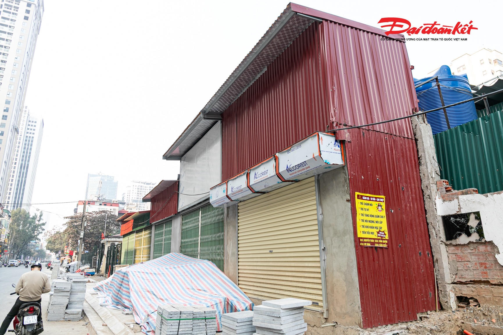 Đáng chú ý, sau khi tháo dỡ rào tôn công trình, dọc tuyến đường Nguyễn Tuân mở rộng đã xuất hiện hàng loạt thửa đất và công trình “siêu mỏng, siêu méo” gây mất mỹ quan đô thị.