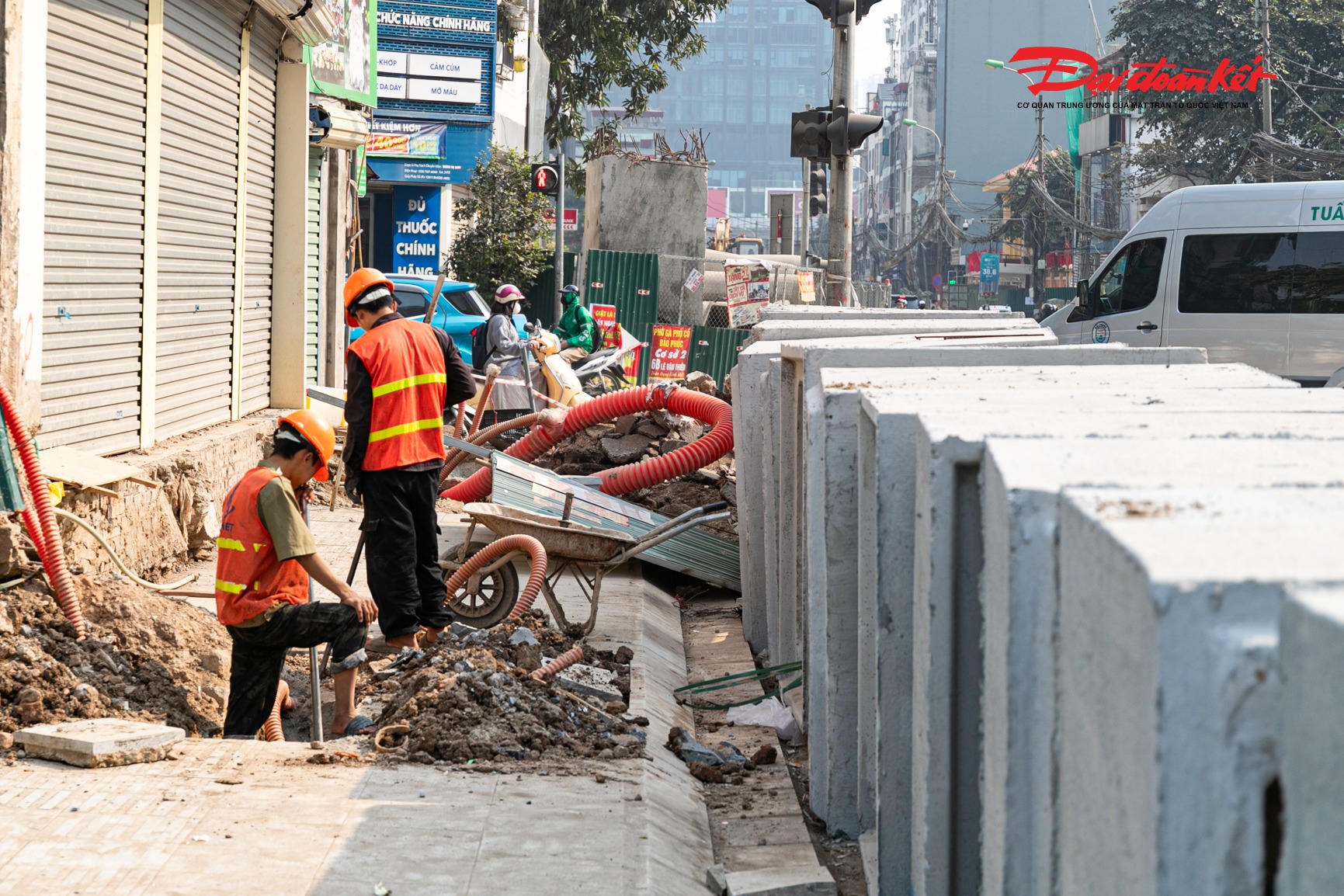 Ghi nhận thực tế cho thấy, dự án hiện đã hoàn thành thi công lớp bê tông nhựa hạt thô C19 đối với phần mặt đường làm mới đoạn từ ngõ 162 Nguyễn Tuân đến nút giao Nguyễn Huy Tưởng. Trong khi đó, đoạn từ nút giao Nguyễn Huy Tưởng đến đầu tuyến vẫn đang trong quá trình thi công mở rộng. Nhiều công trình đã được phá dỡ để phục vụ giải phóng mặt bằng, song hiện trường còn ngổn ngang, chưa được hoàn thiện đồng bộ.