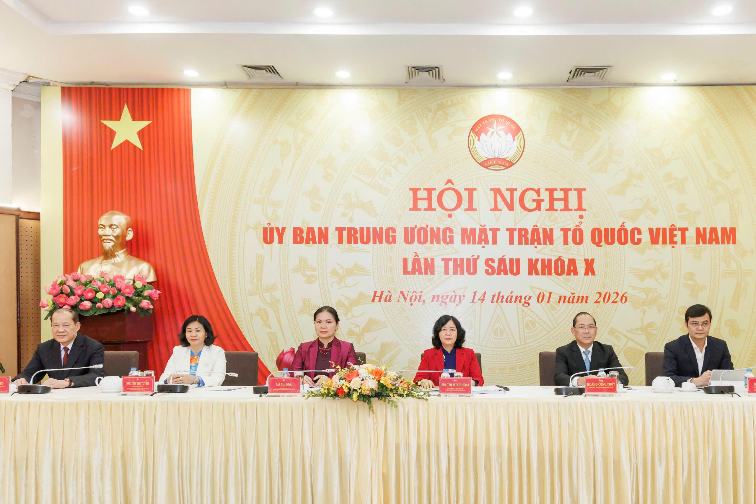 Bà Bùi Thị Minh Hoài, Ủy viên Bộ Chính trị, Bí thư Trung ương Đảng, Bí thư Đảng ủy MTTQ, các đoàn thể Trung ương, Chủ tịch Ủy ban Trung ương MTTQ Việt Nam cùng các đồng chí trong Ban Thường trực chủ trì Hội nghị Ủy ban Trung ương MTTQ Việt Nam lần thứ sáu khóa X. Ảnh: Quang Vinh
