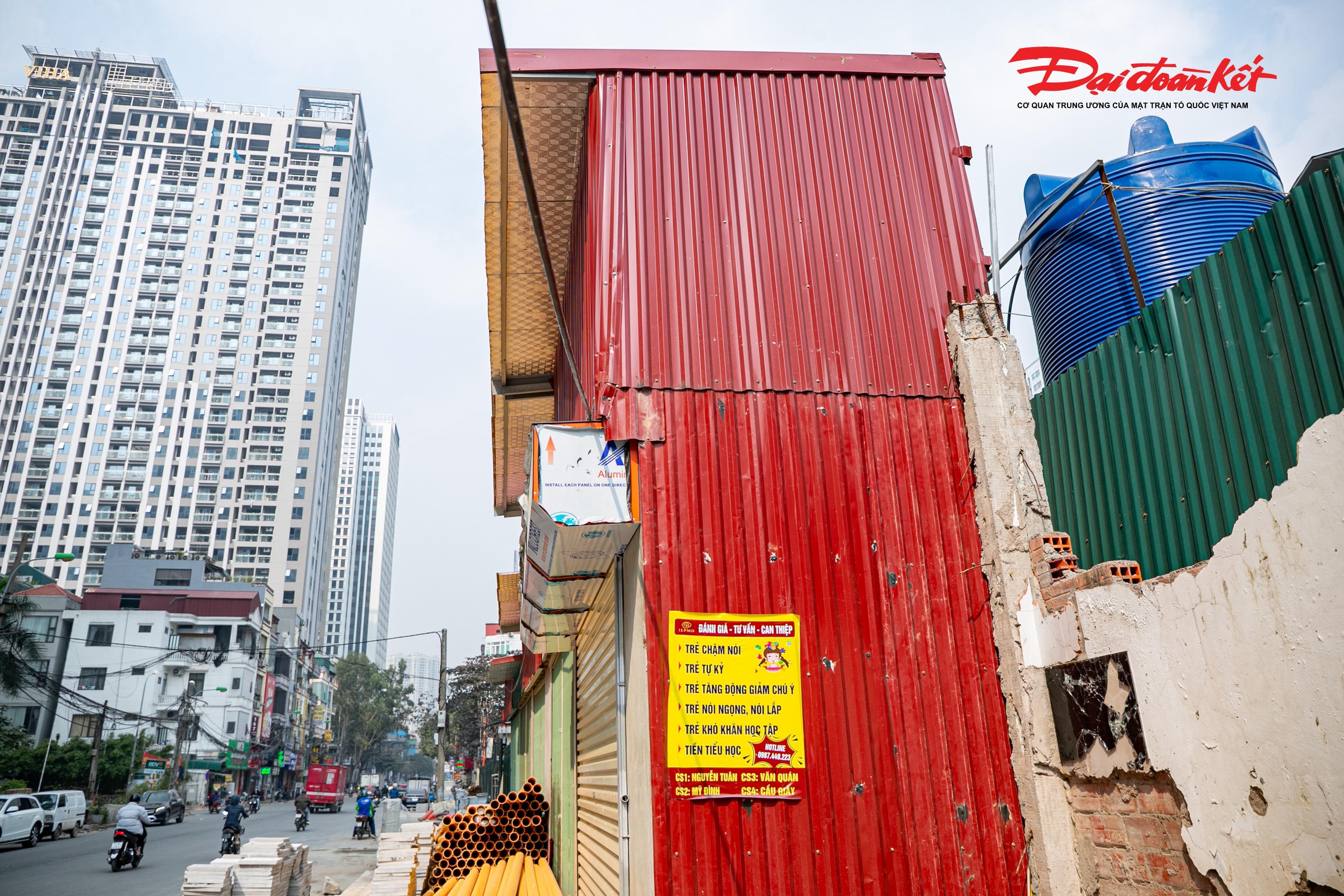 Theo UBND phường Thanh Xuân, sau khi mở rộng đường Nguyễn Tuân, trên địa bàn còn 15 thửa đất có diện tích dưới 15 m2, trong đó 4 thửa vẫn tồn tại công trình xây dựng. UBND phường đã tổ chức đối thoại, vận động các hộ dân lập dự án thu hồi phần diện tích còn lại,&nbsp;tuy nhiên, đến nay các hộ này vẫn chưa đồng thuận.